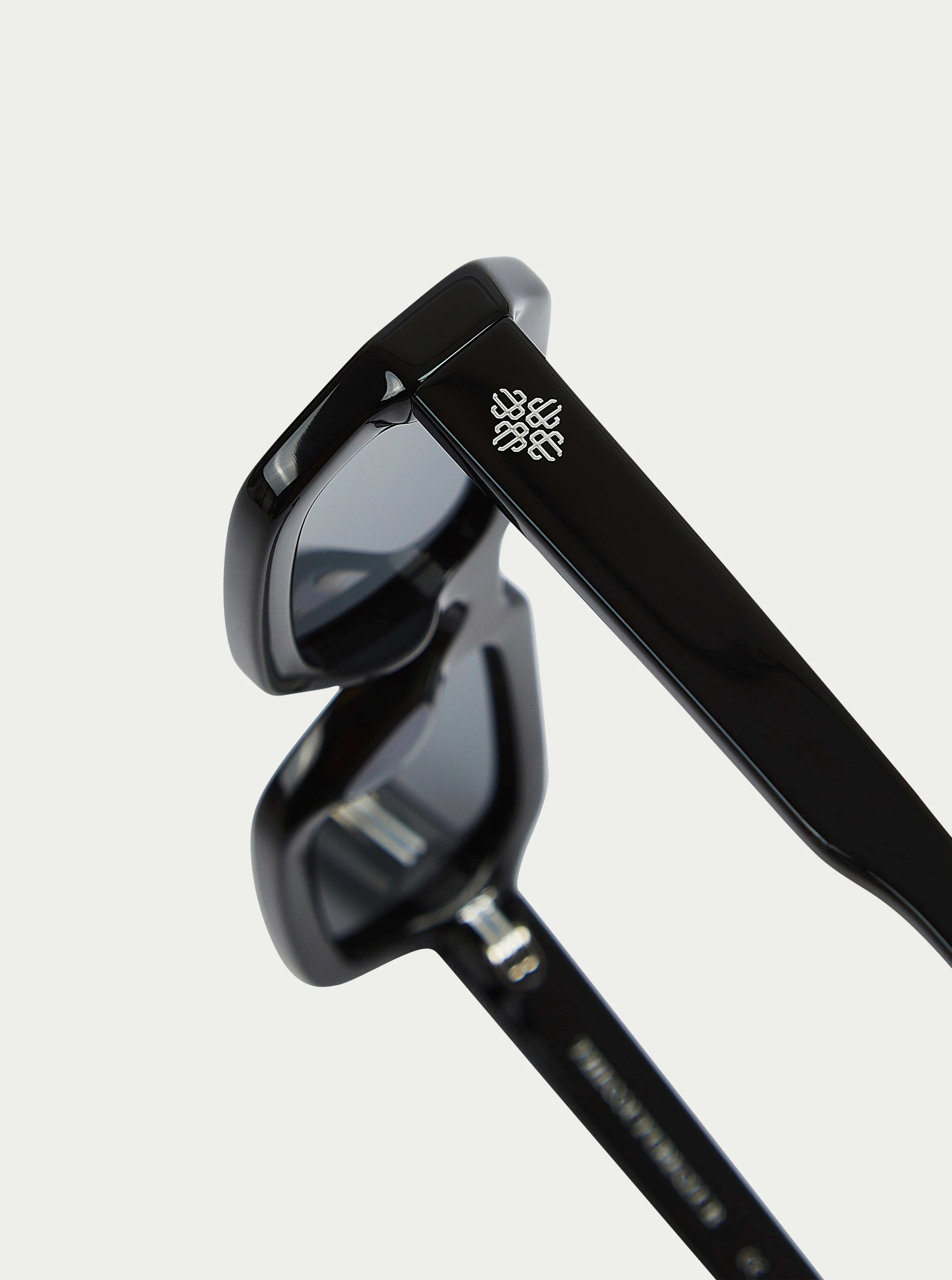 EMBLEM SUNGLASSES - BLACK