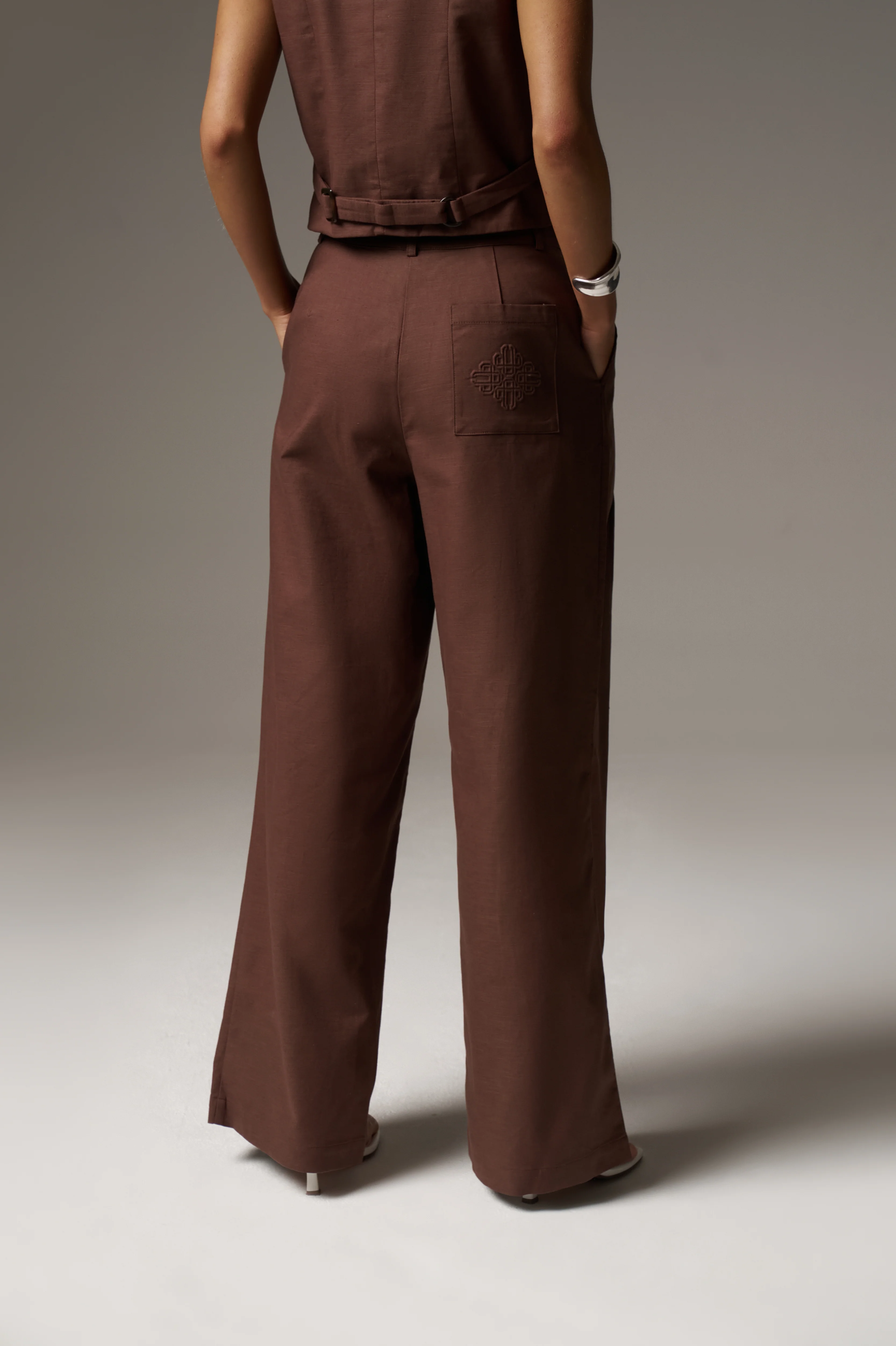 LINEN BLEND WIDE LEG PLEATED TROUSERS - CHOCOLATE