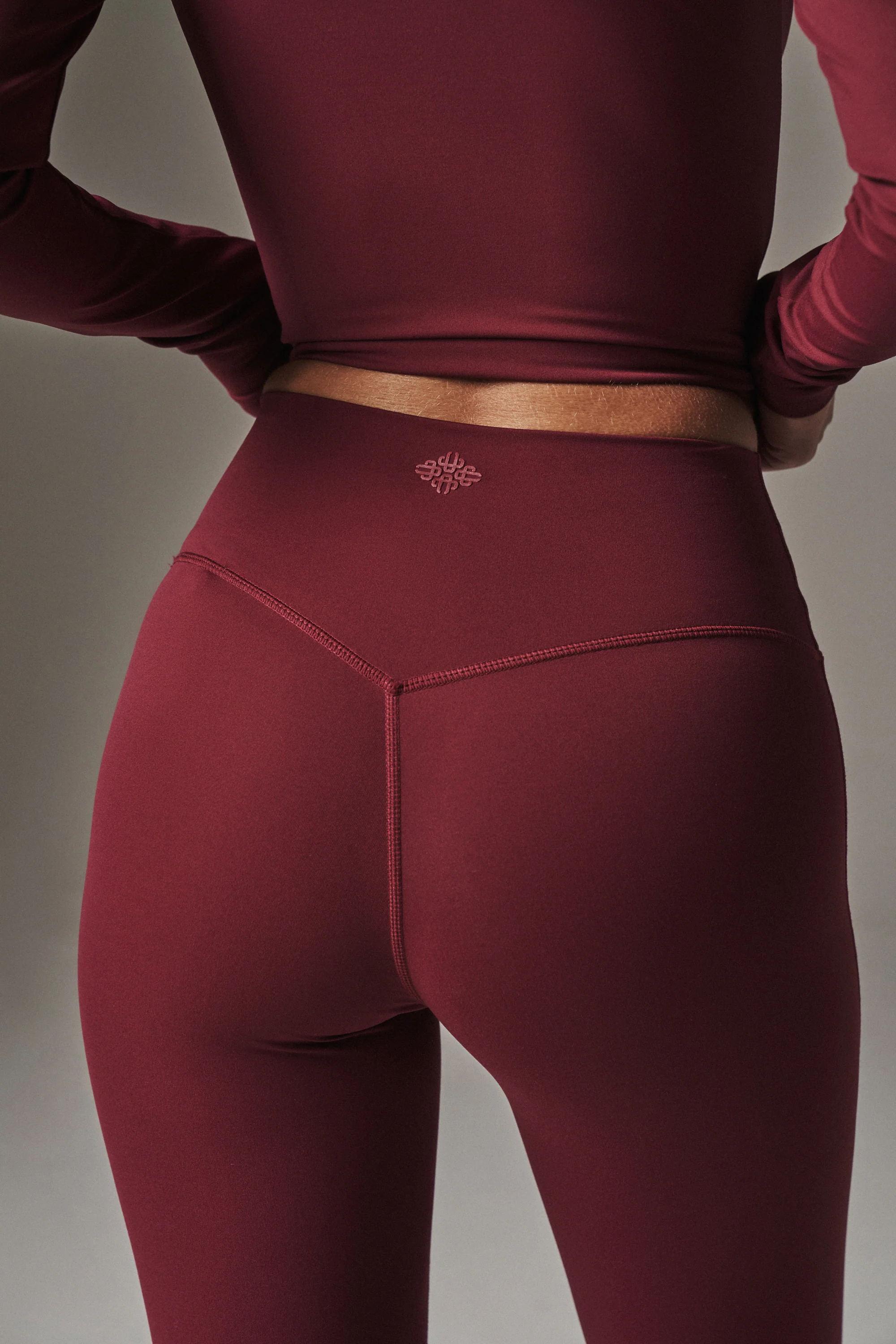 SCULPTING STRETCH EMBLEM LEGGINGS - BURGUNDY