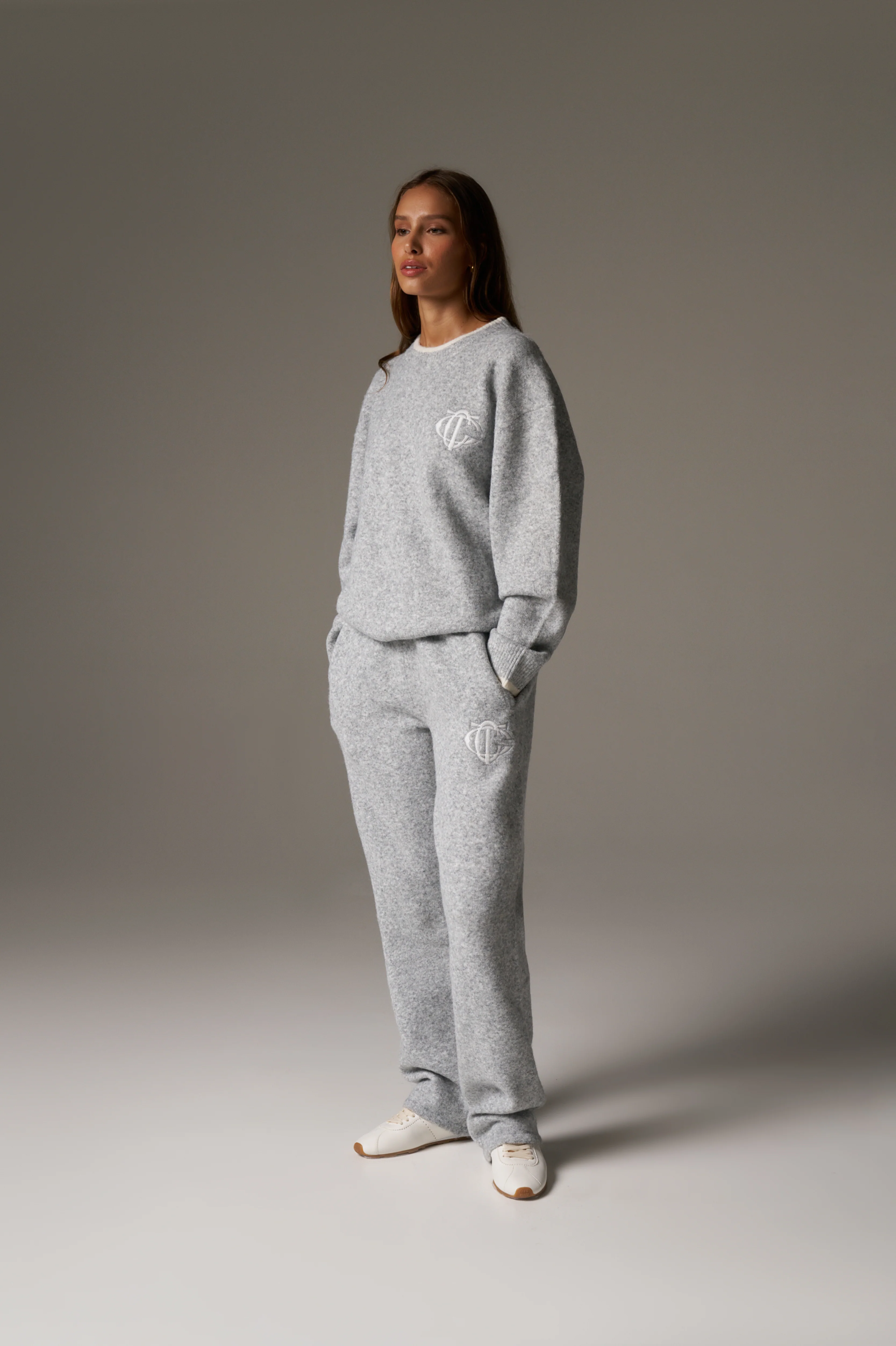 MONOGRAM EMBLEM KNITTED JOGGERS - GREY