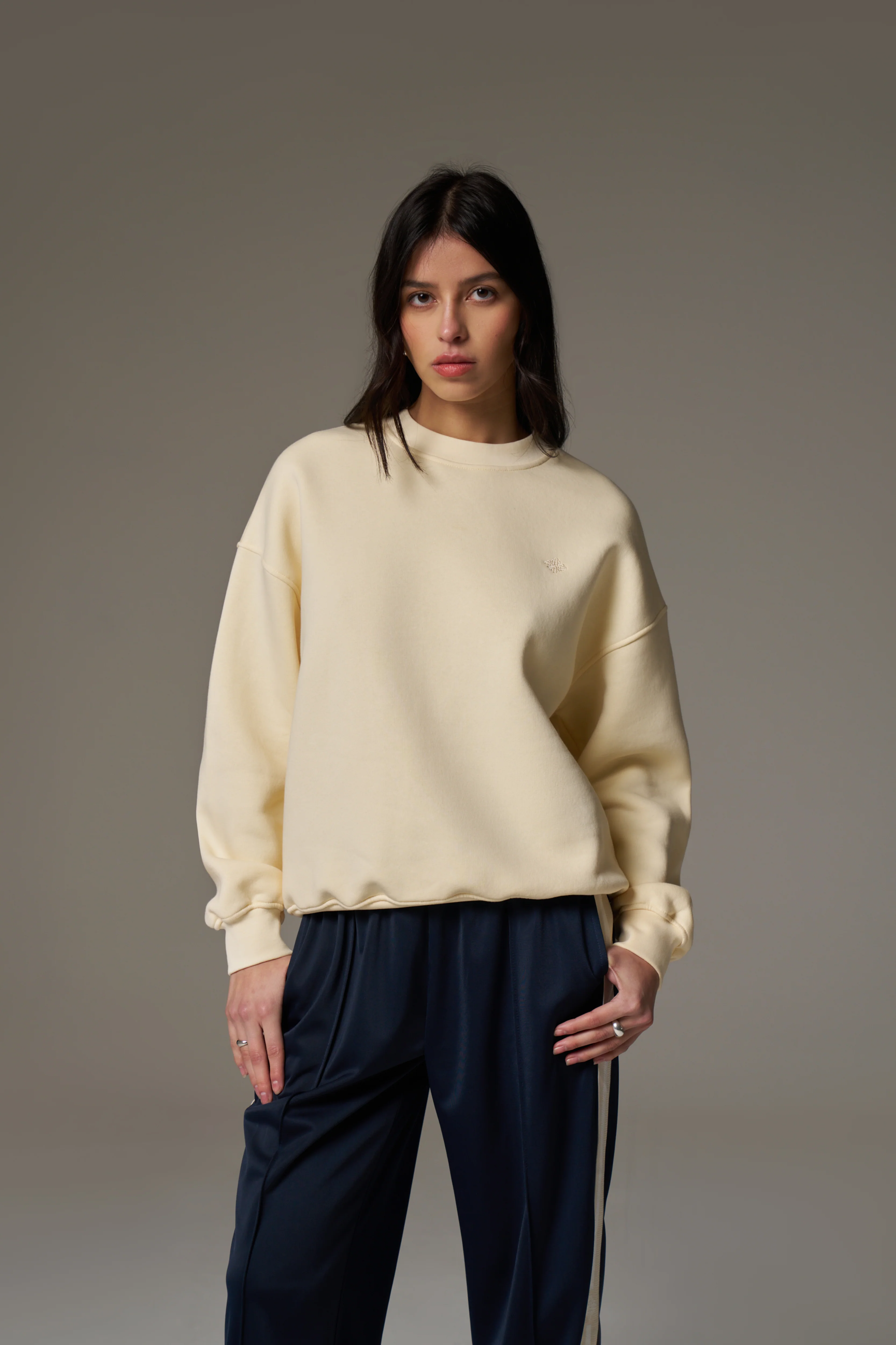 EMBLEM EMBROIDERED SWEATSHIRT - BUTTERMILK