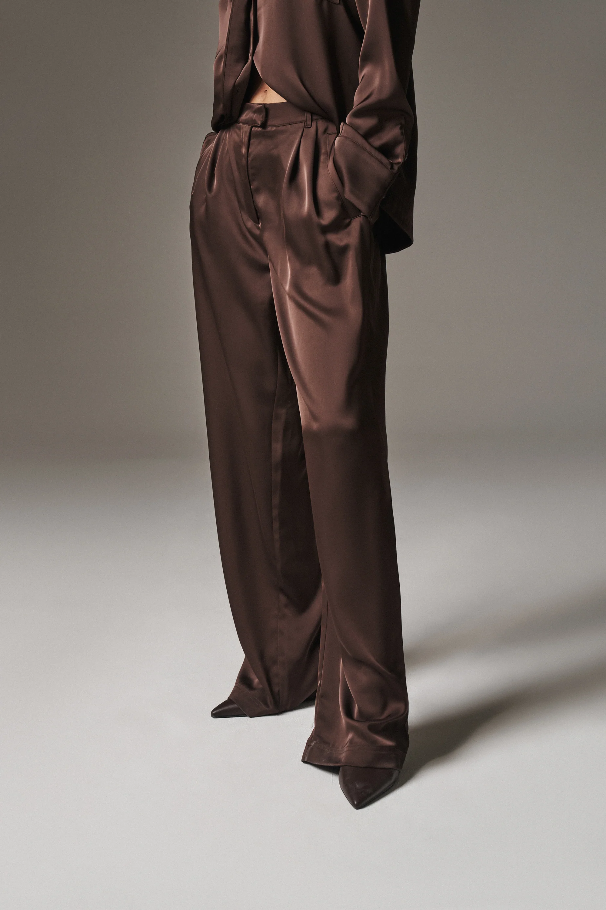 SATIN TAILORED RELAXED TROUSER - DEEP CHOCOLATE
