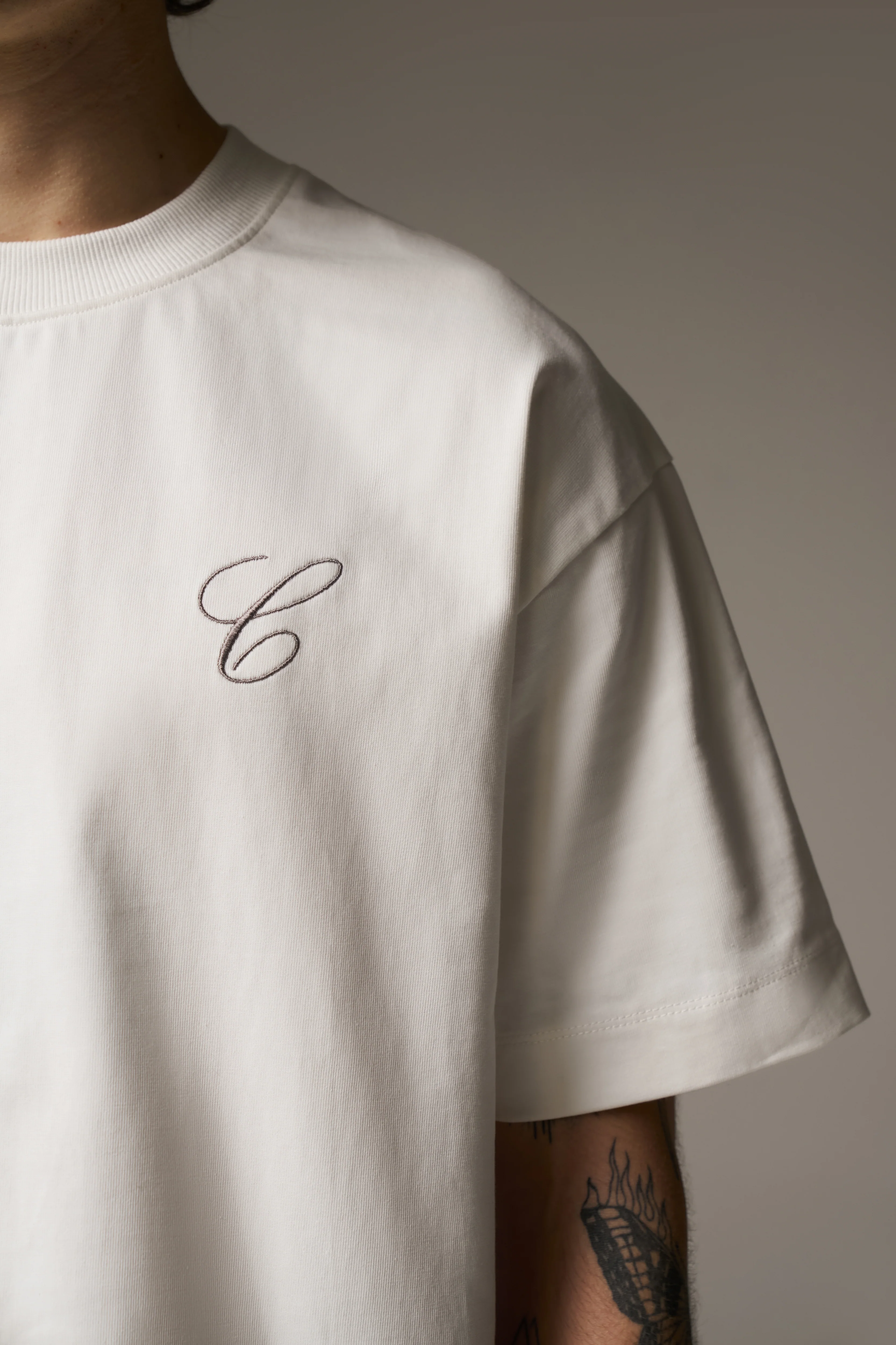 SCRIPT EMBROIDERED T-SHIRT - OFF WHITE