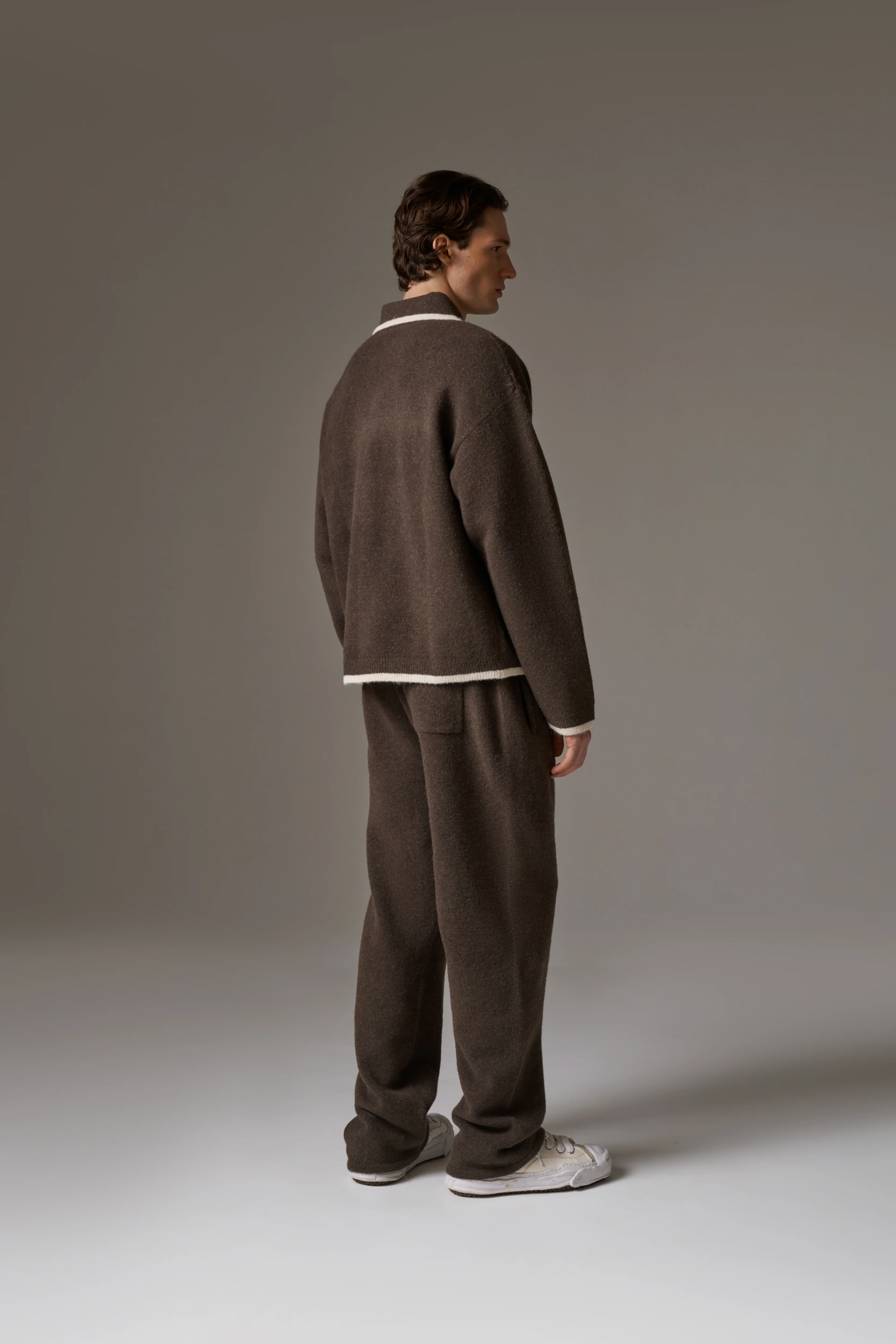 MONOGRAM EMBLEM KNITTED JOGGERS - BROWN