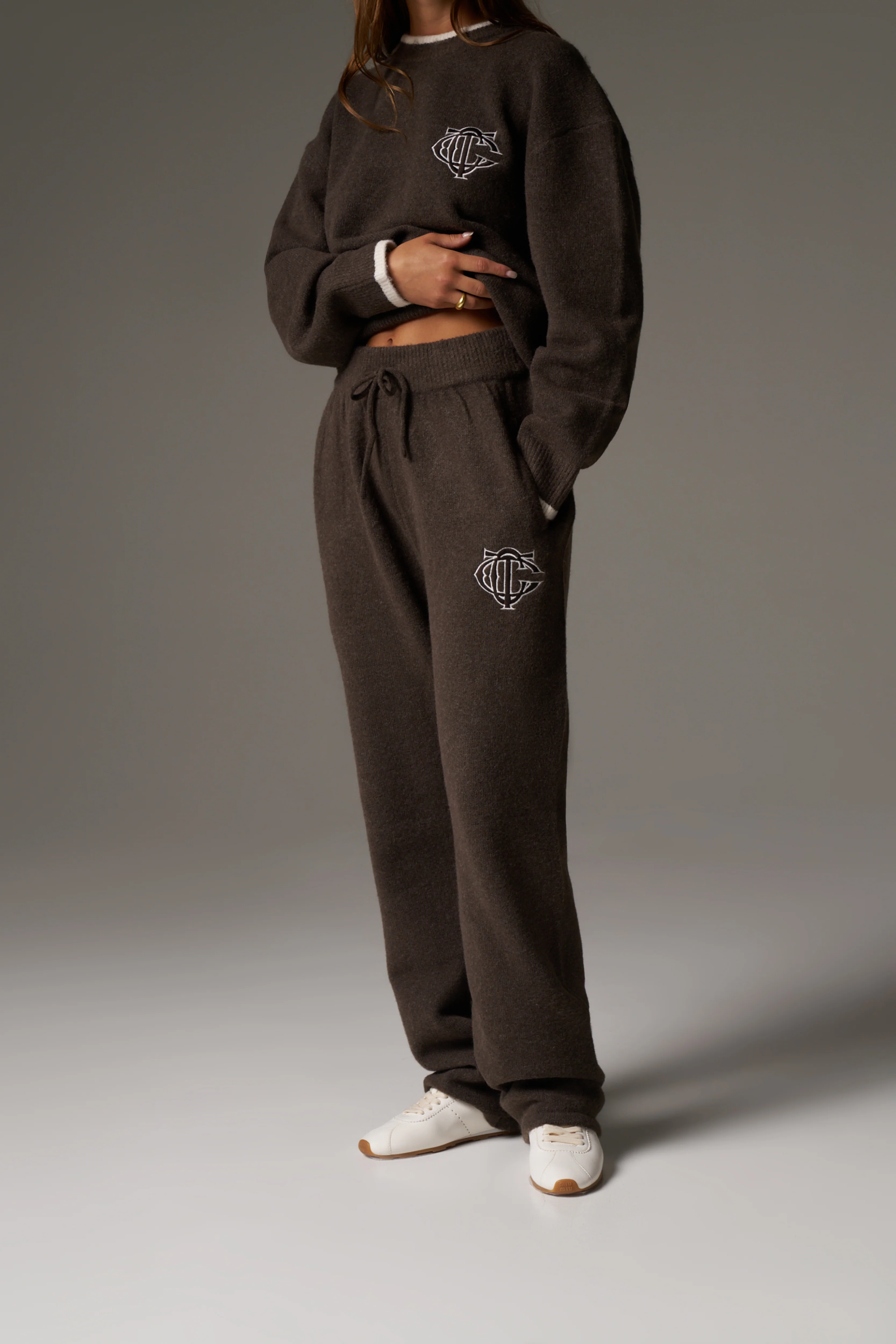 MONOGRAM EMBLEM KNITTED JOGGERS - BROWN