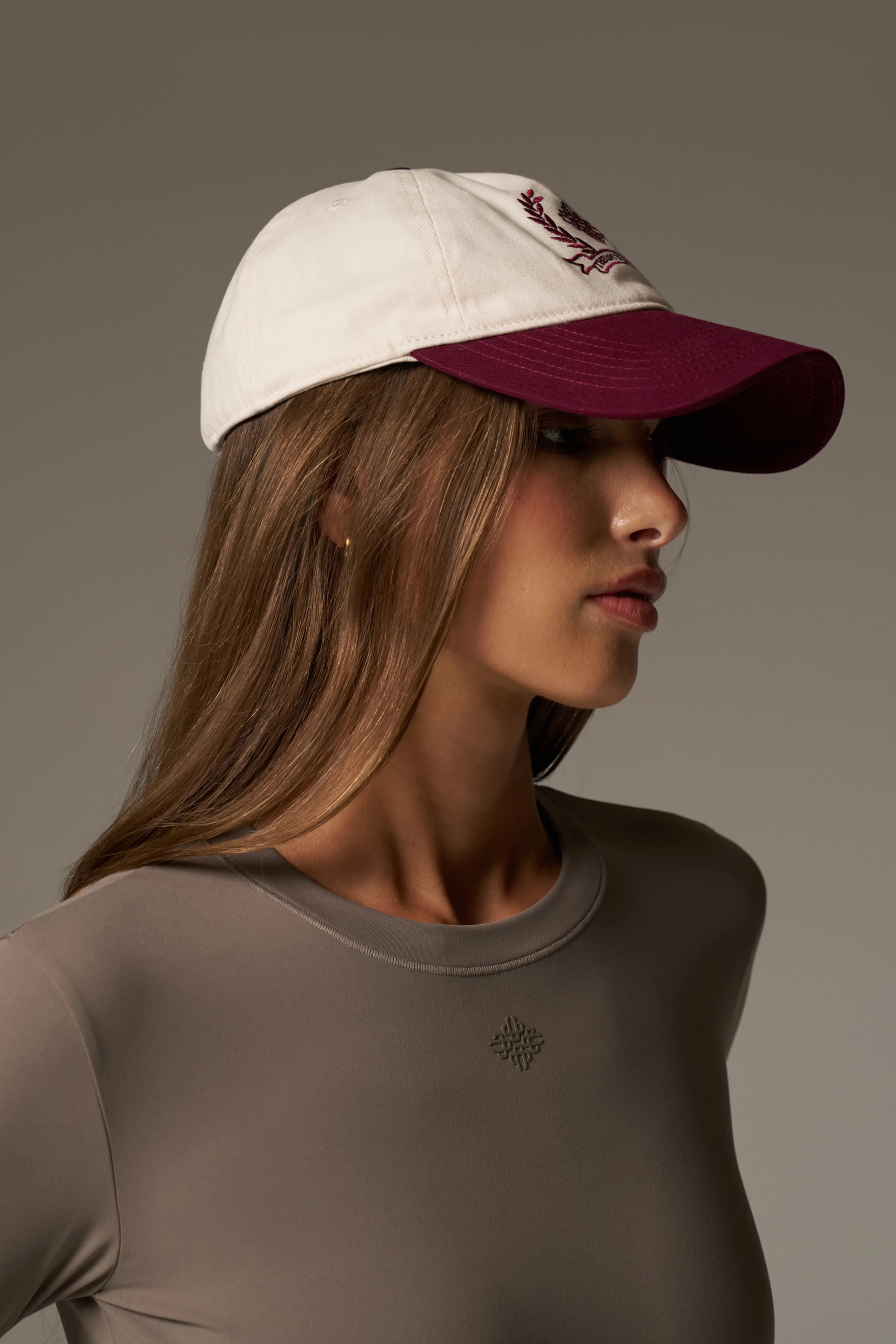 TWO TONE EMBROIDERY CREST CAP - BURGUNDY