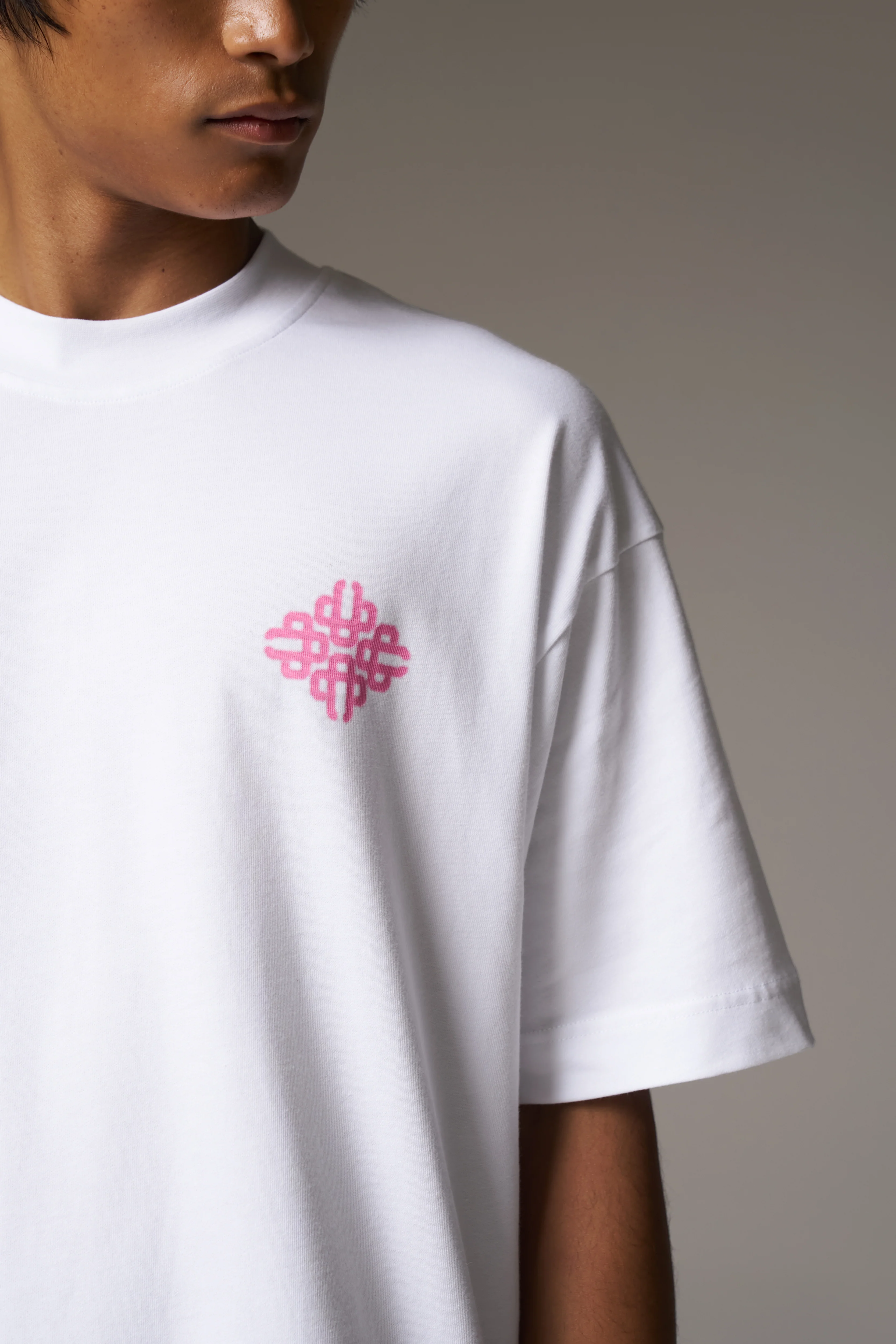 BLURRED GRAPHIC EMBLEM T-SHIRT - PINK
