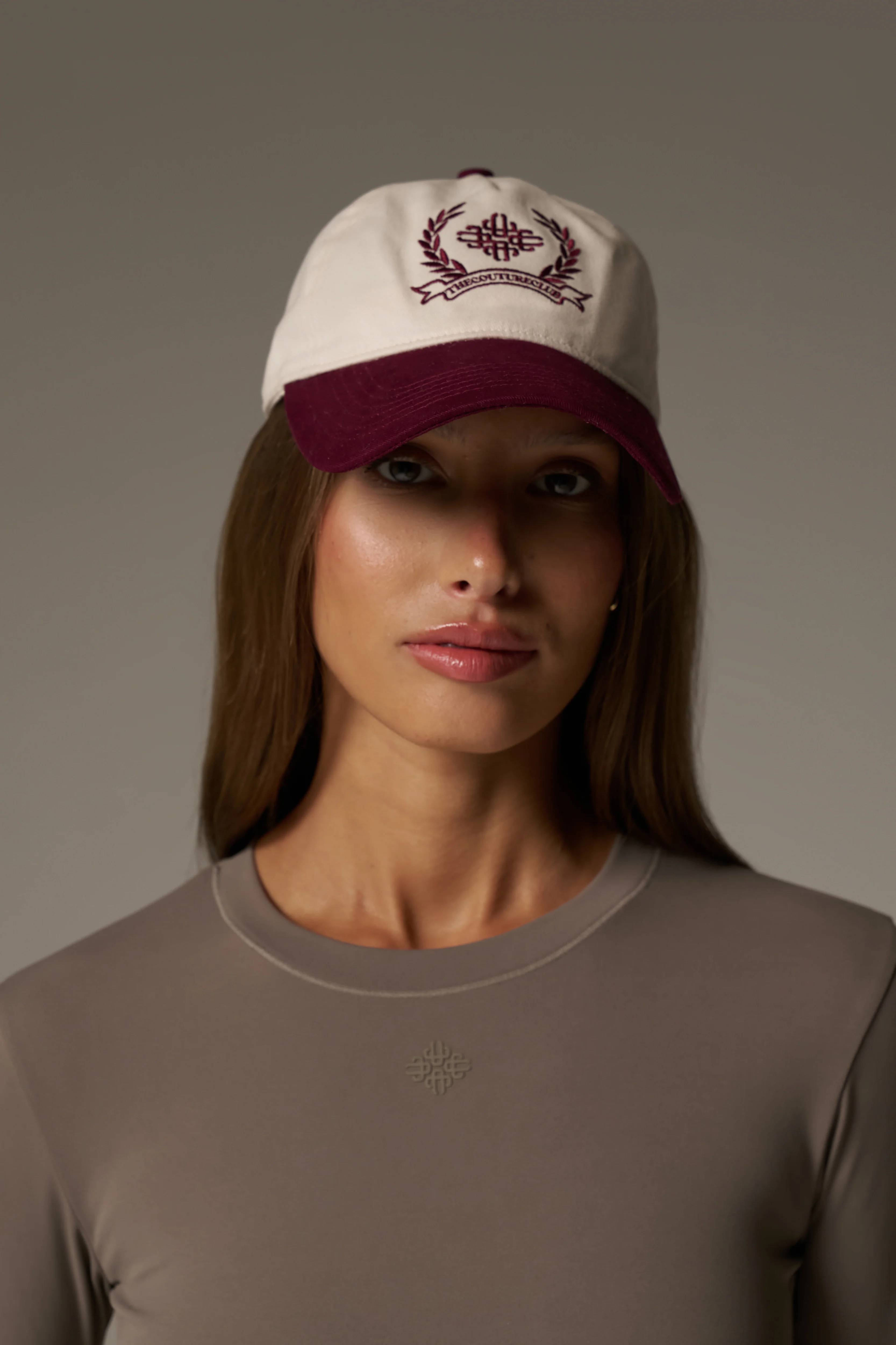 TWO TONE EMBROIDERY CREST CAP - BURGUNDY