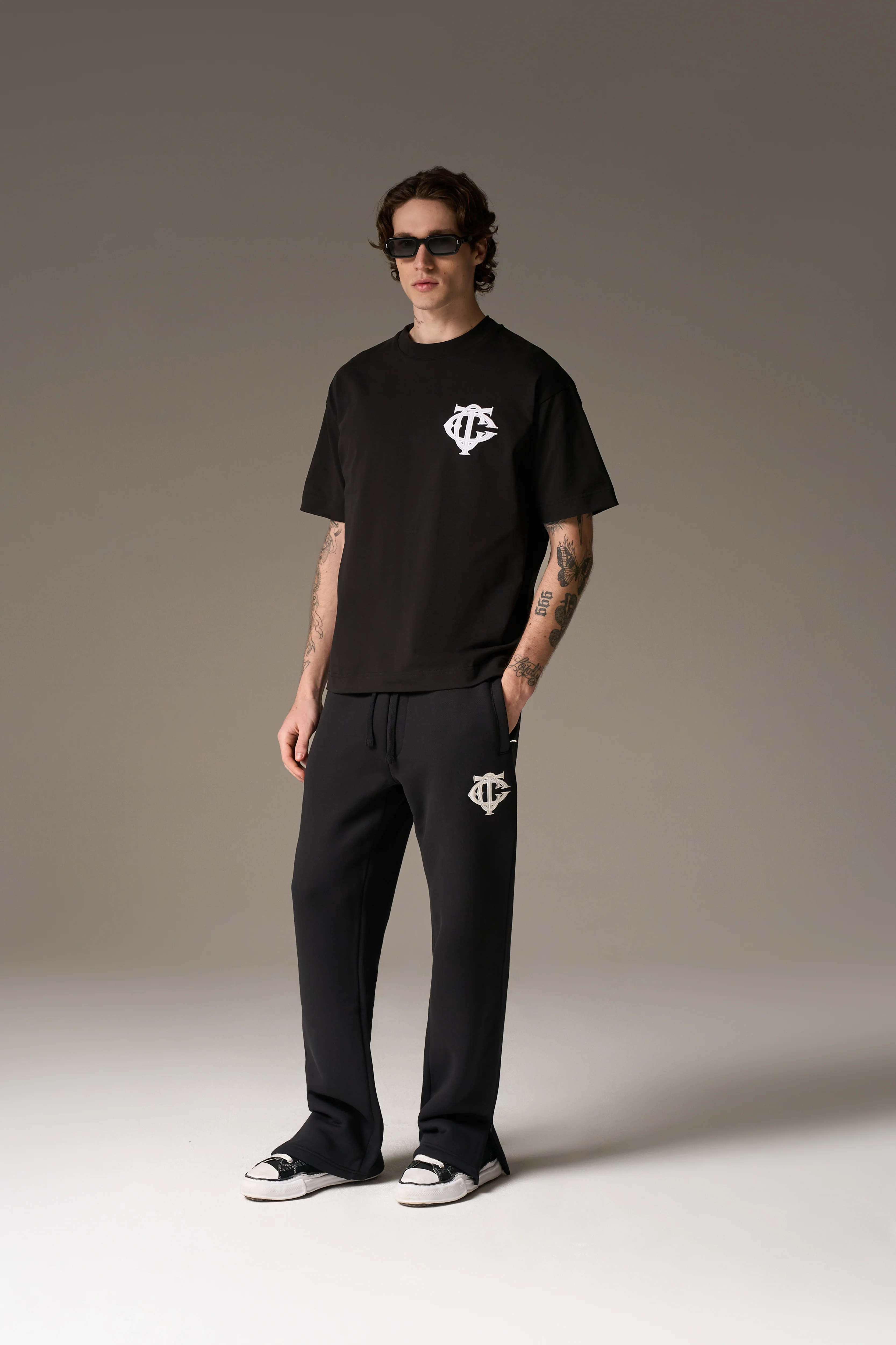 HEAVYWEIGHT MONOGRAM EMBLEM JOGGERS - BLACK