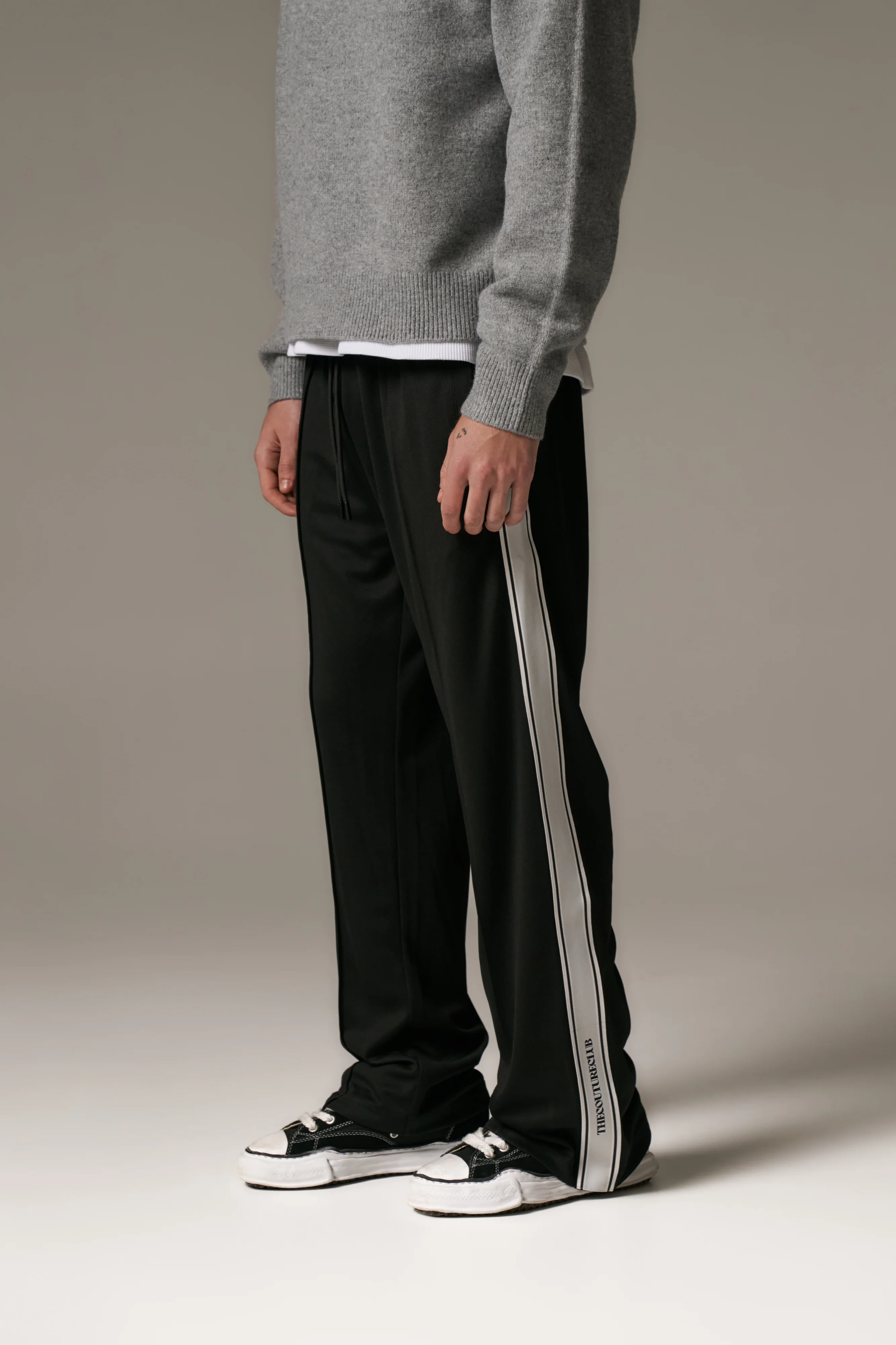 TAPE MESH JOGGER - BLACK