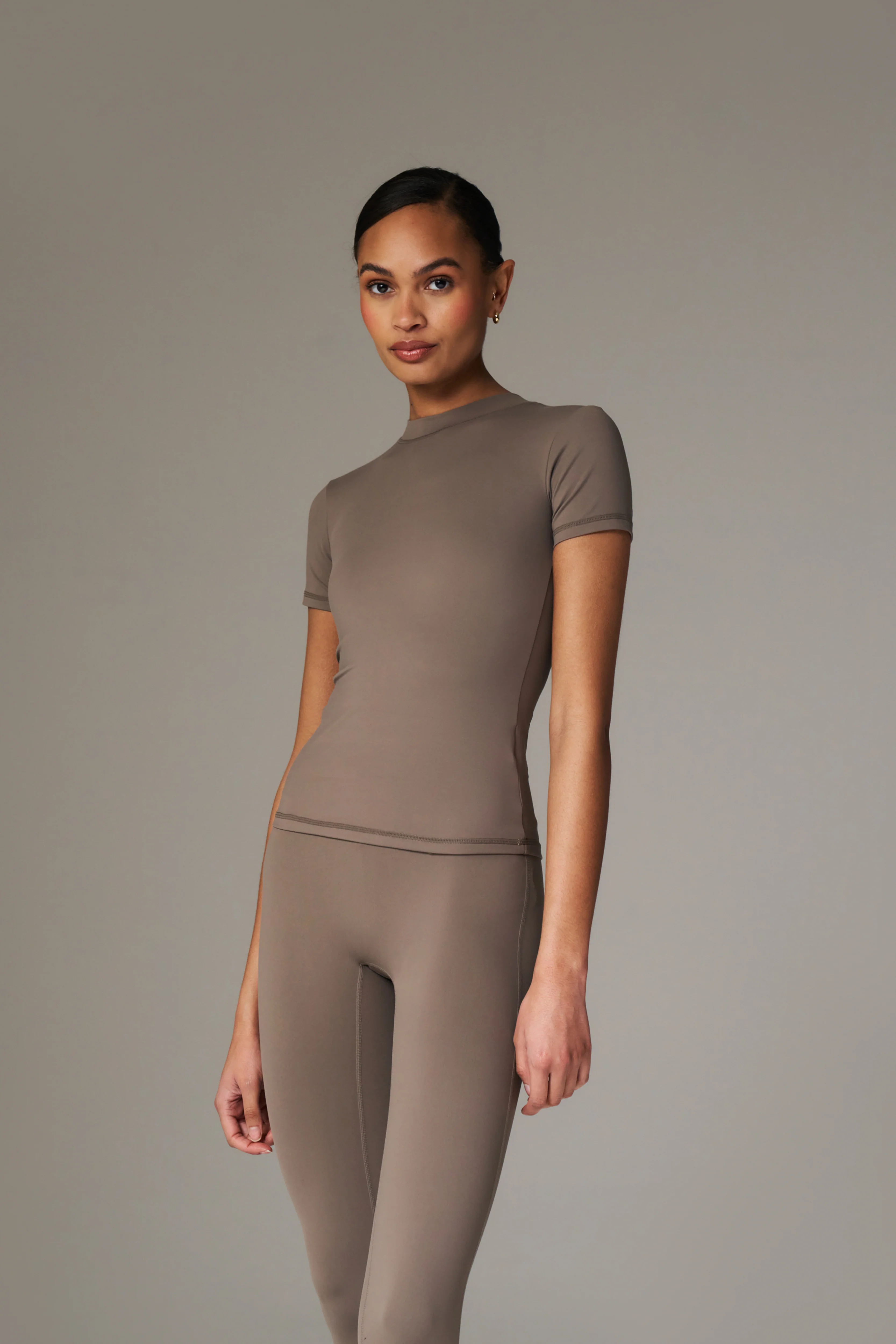 SCULPTING STRETCH EMBLEM BABY TEE - COCOA