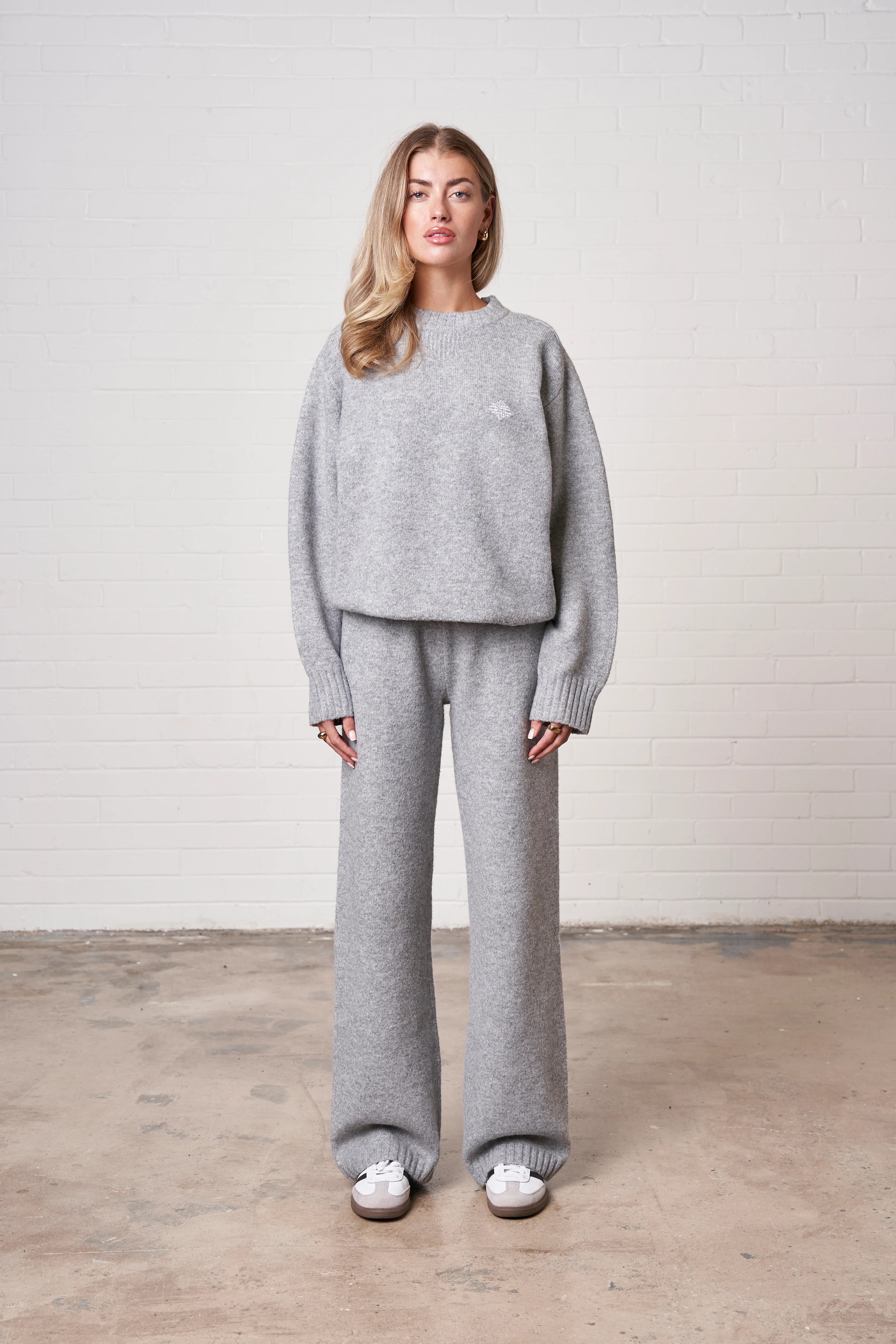 FLUFFY KNIT EMBLEM EMBROIDERED JOGGER - GREY MARL