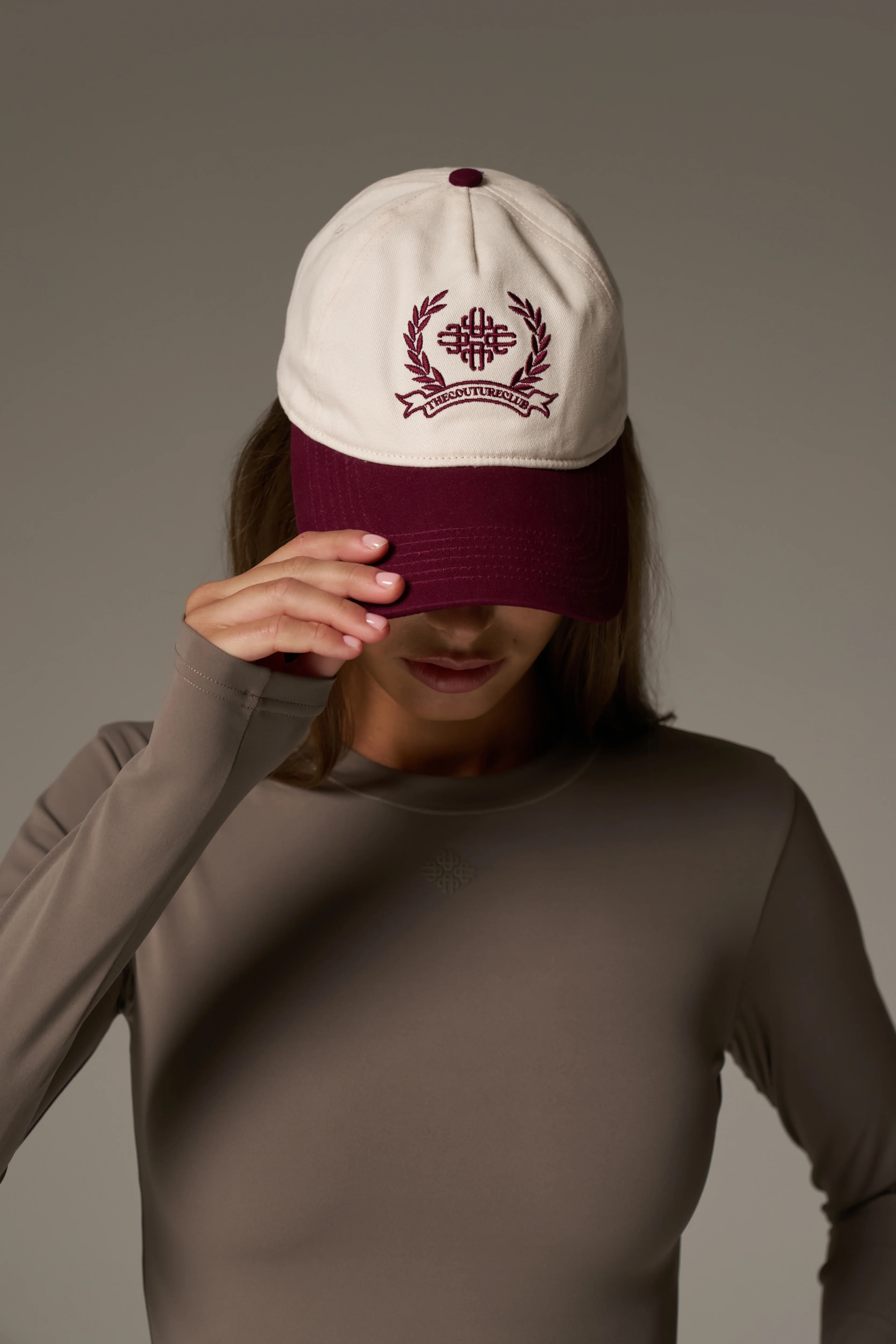 TWO TONE EMBROIDERY CREST CAP - BURGUNDY