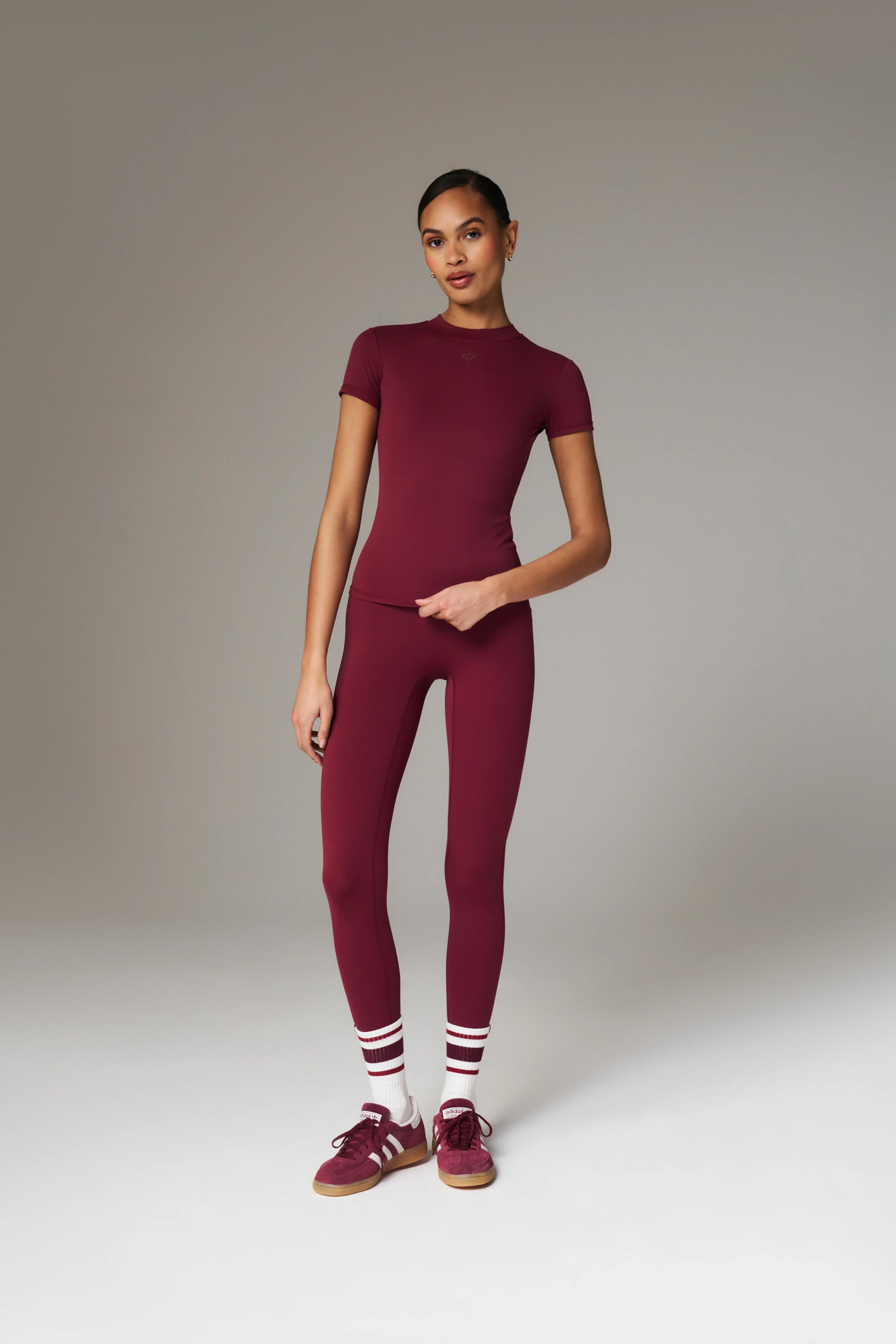 SCULPTING STRETCH EMBLEM BABY TEE - BURGUNDY