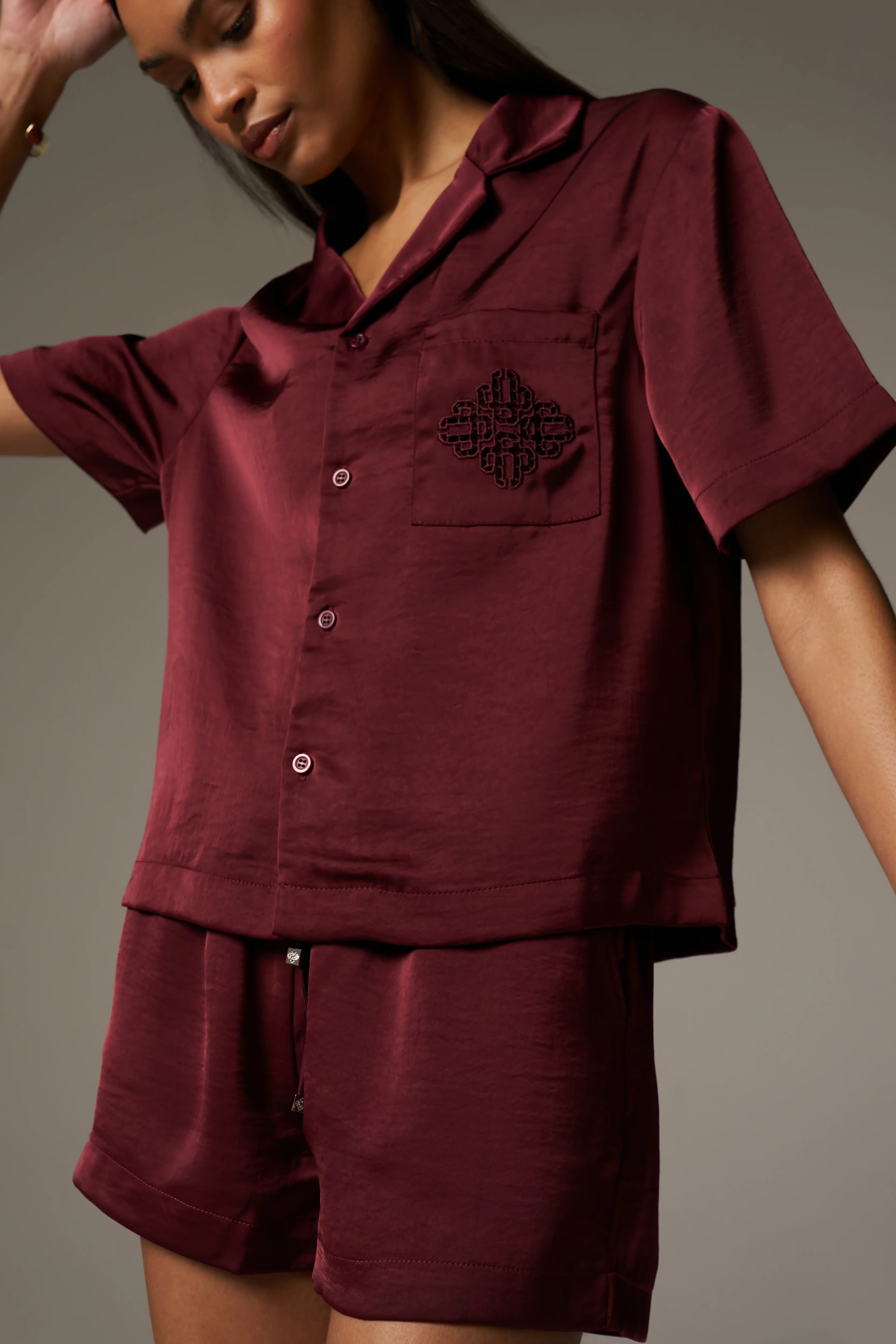 SATIN SHORT SLEEVE EMBLEM SHIRT - BURGUNDY