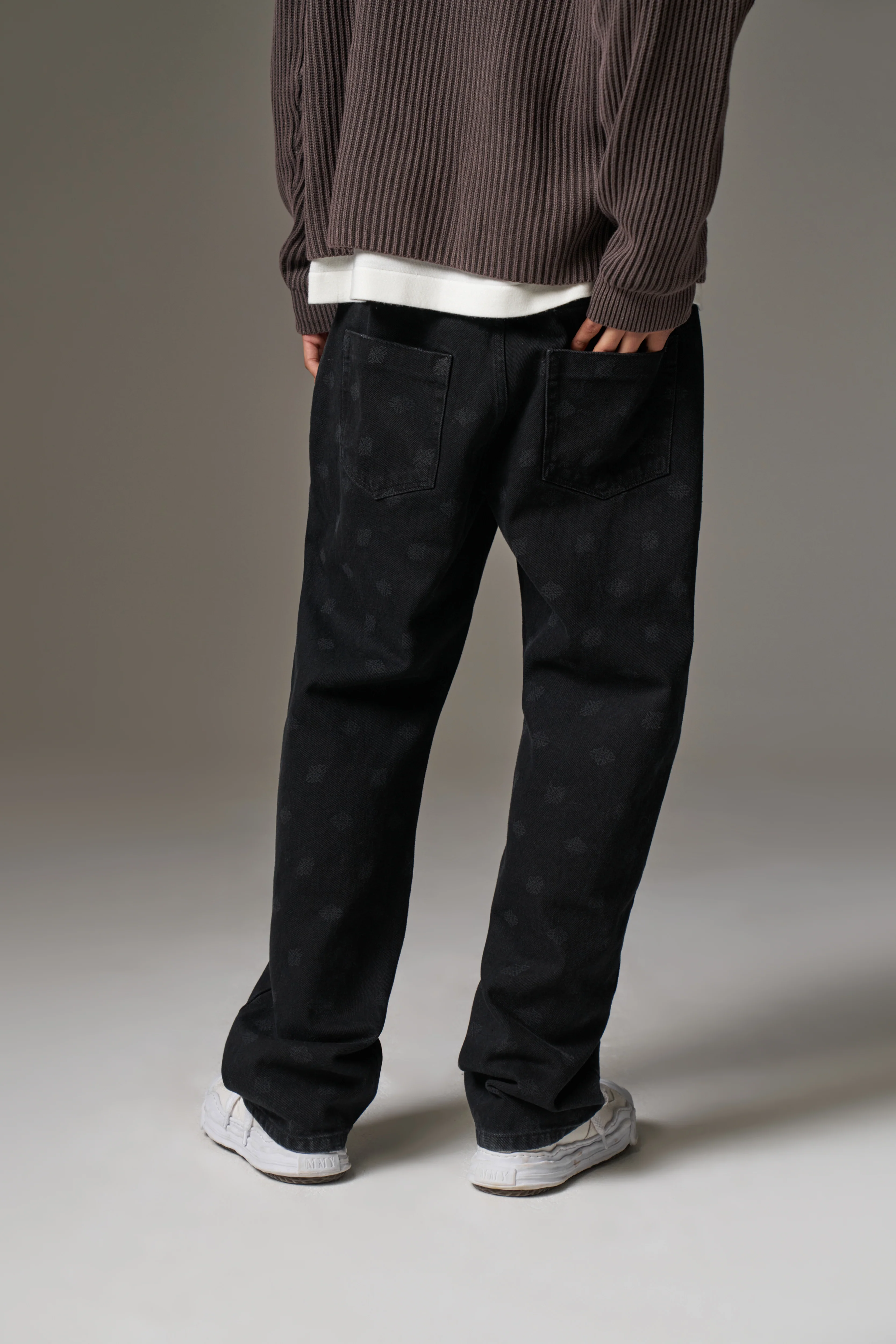 LASER PRINT EMBLEM JEANS - BLACK WASH