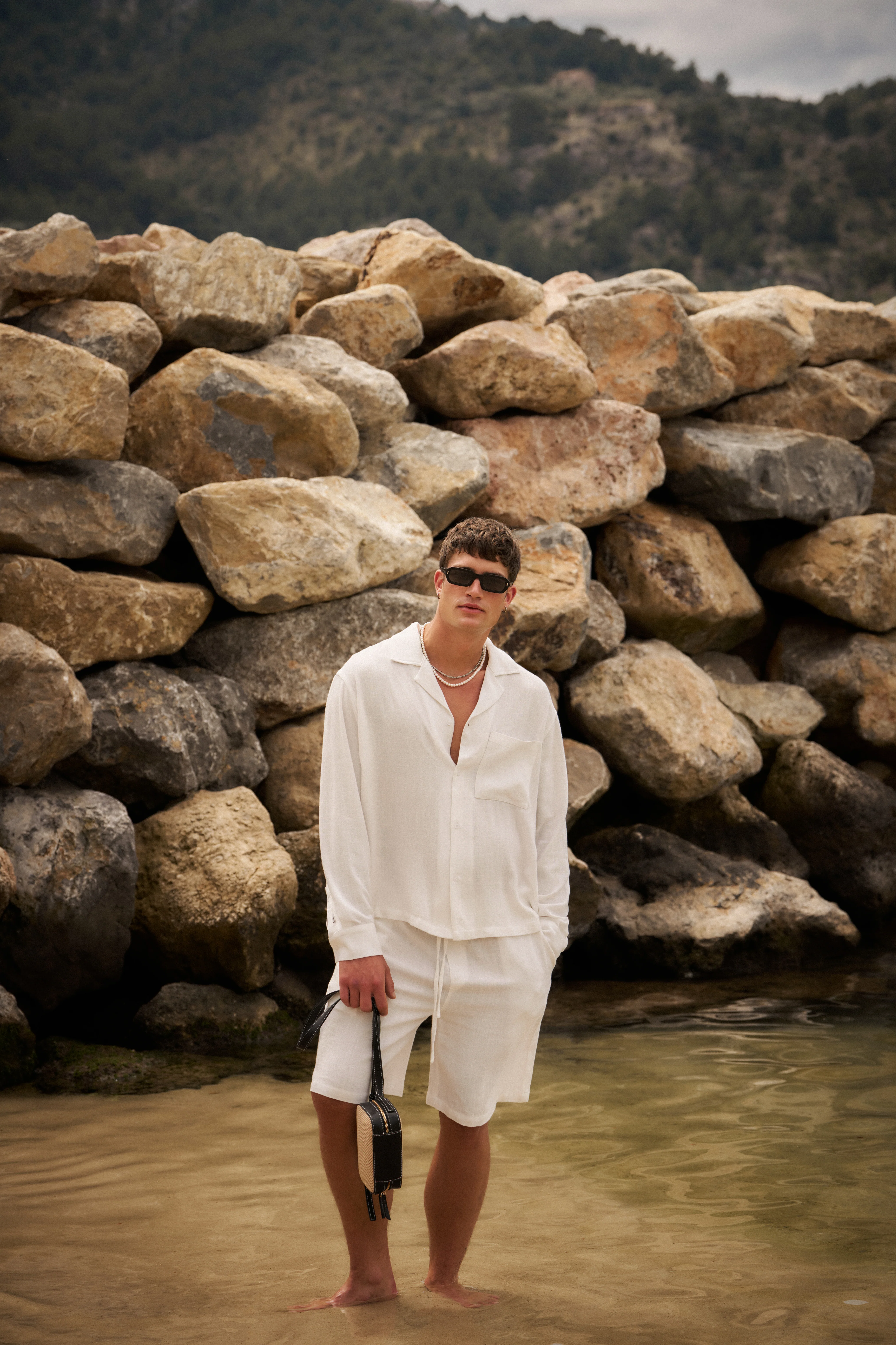 TEXTURED WOVEN SHORTS - WHITE