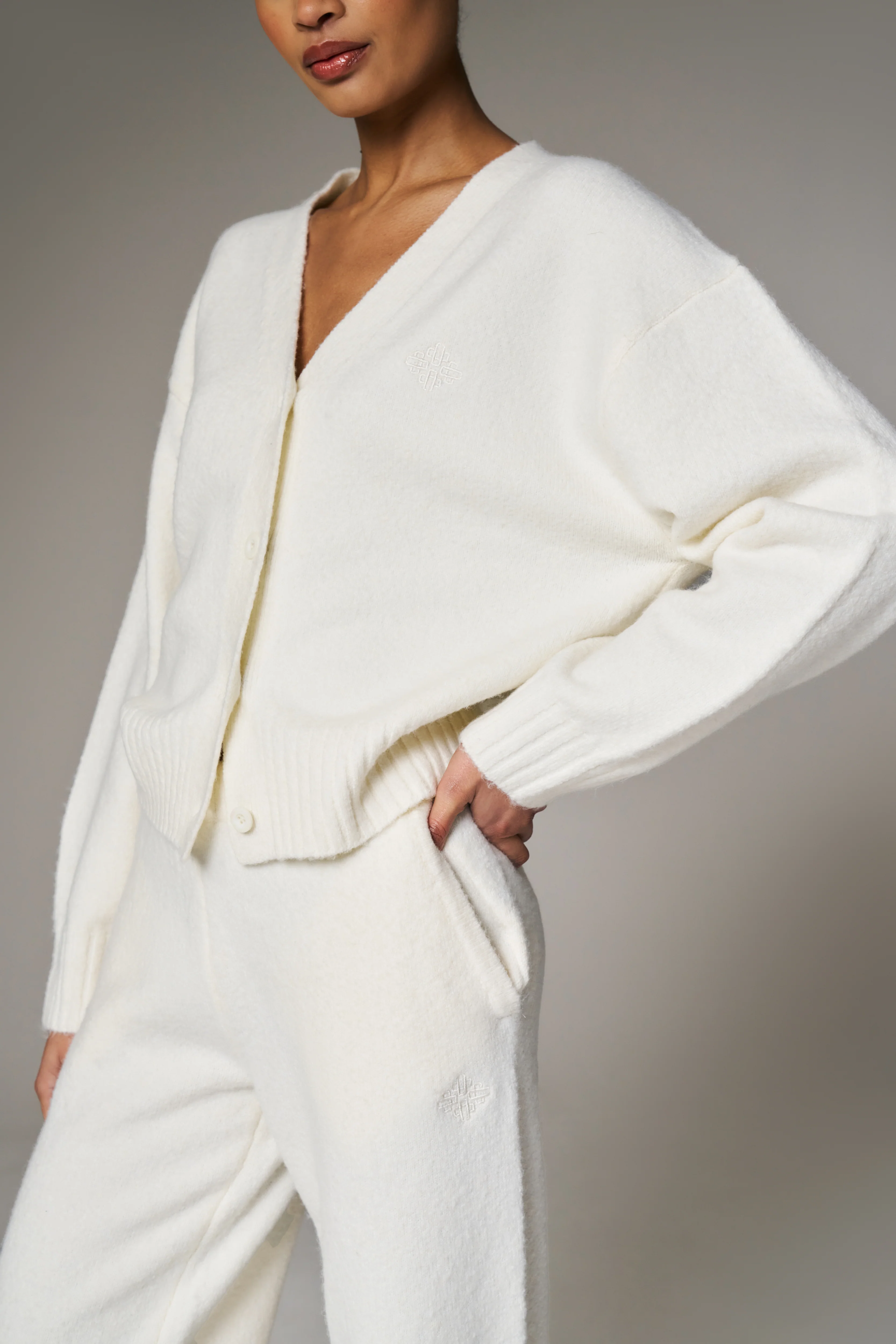 FLUFFY KNIT EMBLEM CARDIGAN - OFF-WHITE