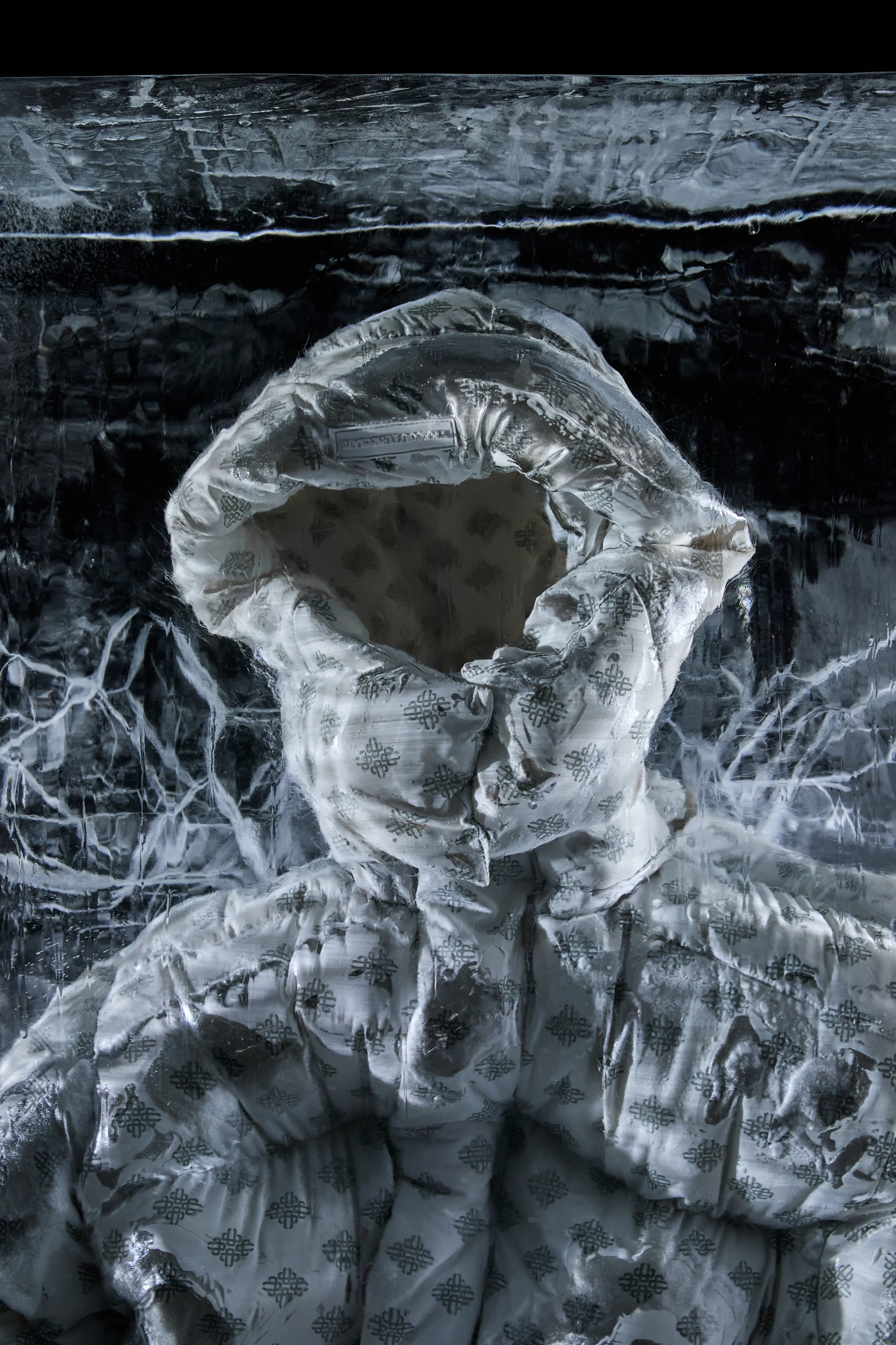 COLD REACTIVE EMBLEM PUFFER - OFF WHITE