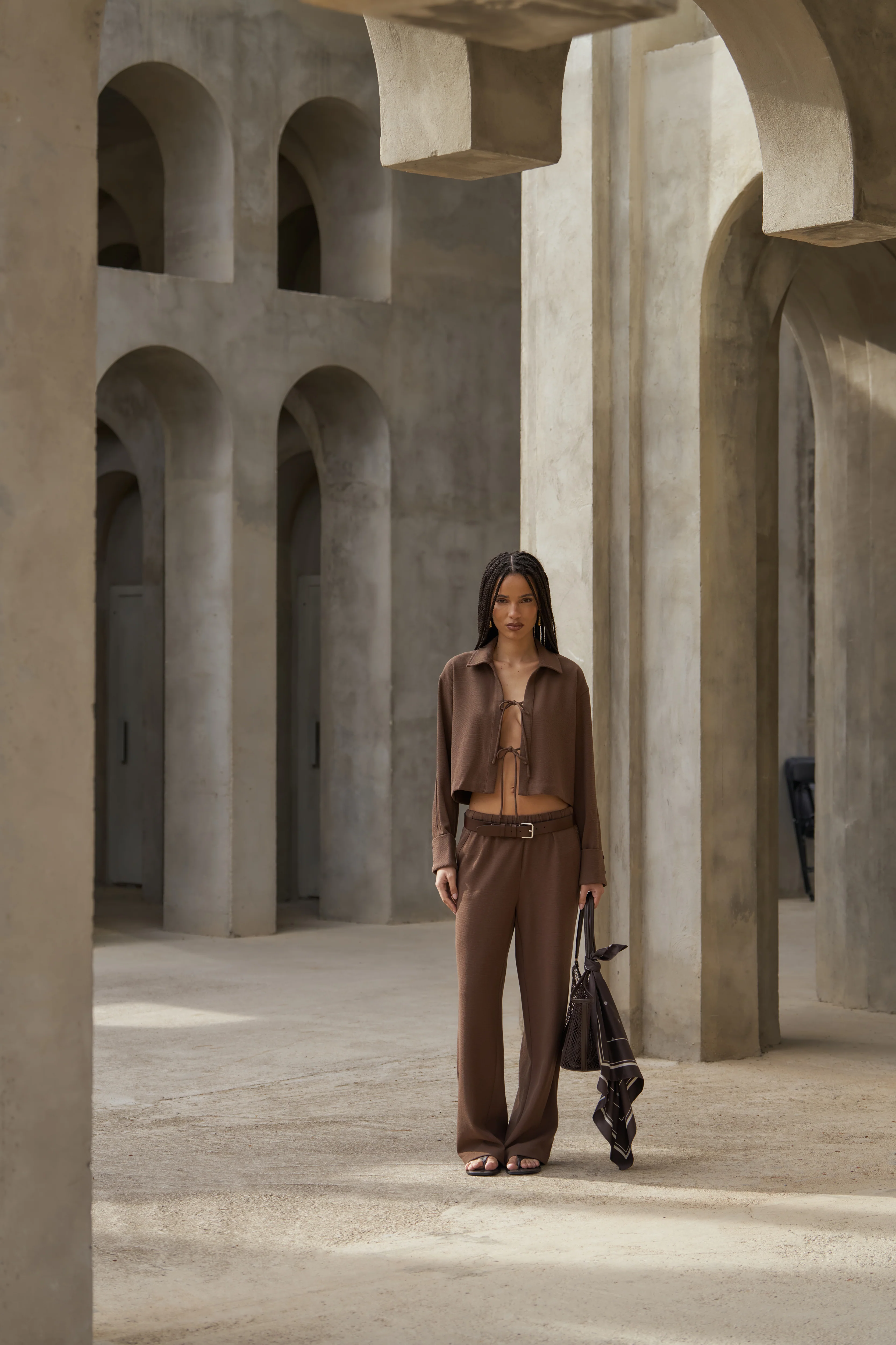 TEXTURED LINEN BUTTON DETAIL TROUSER - BROWN