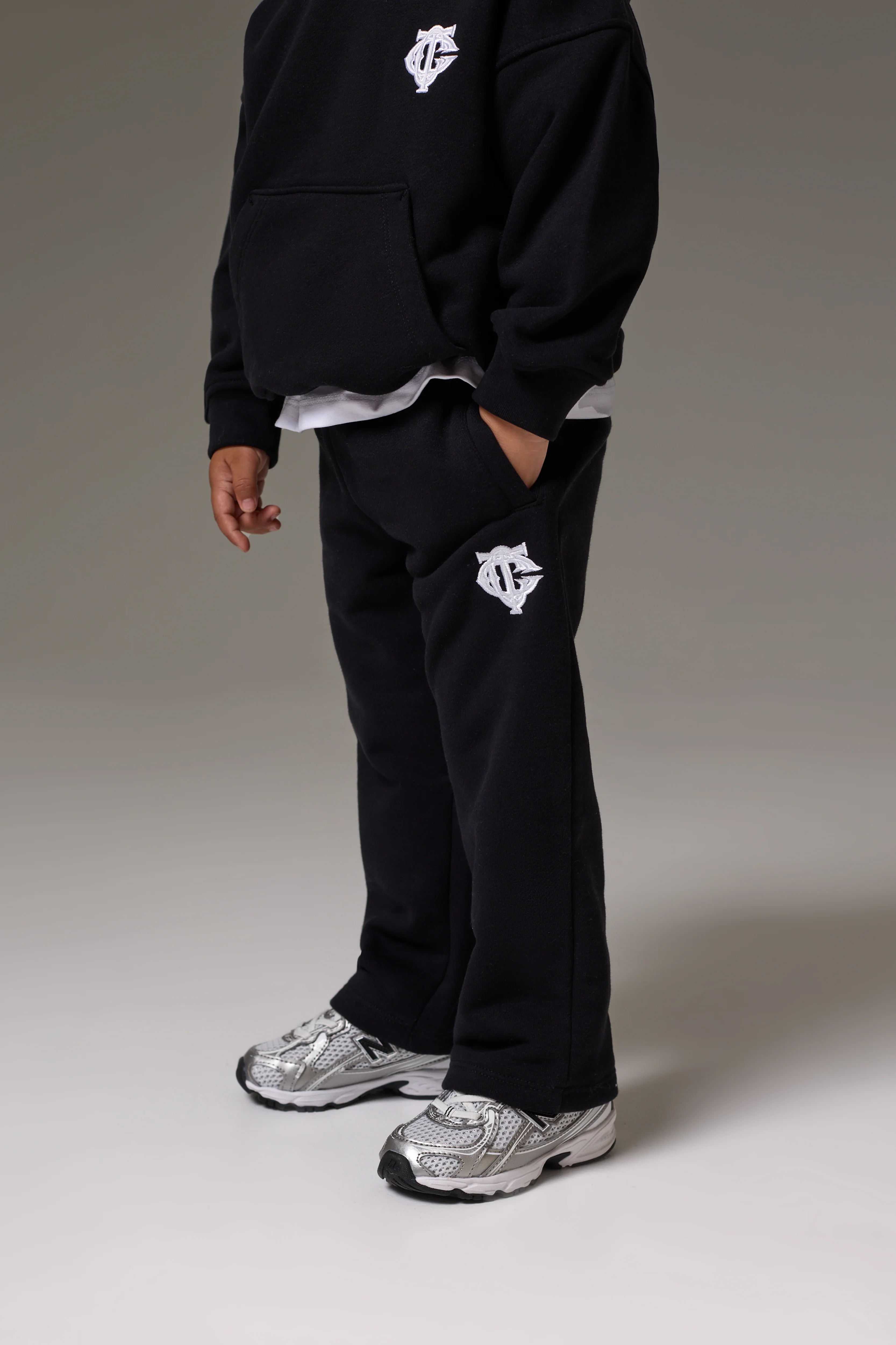 KIDS MONOGRAM EMBLEM APPLIQUE JOGGERS - BLACK