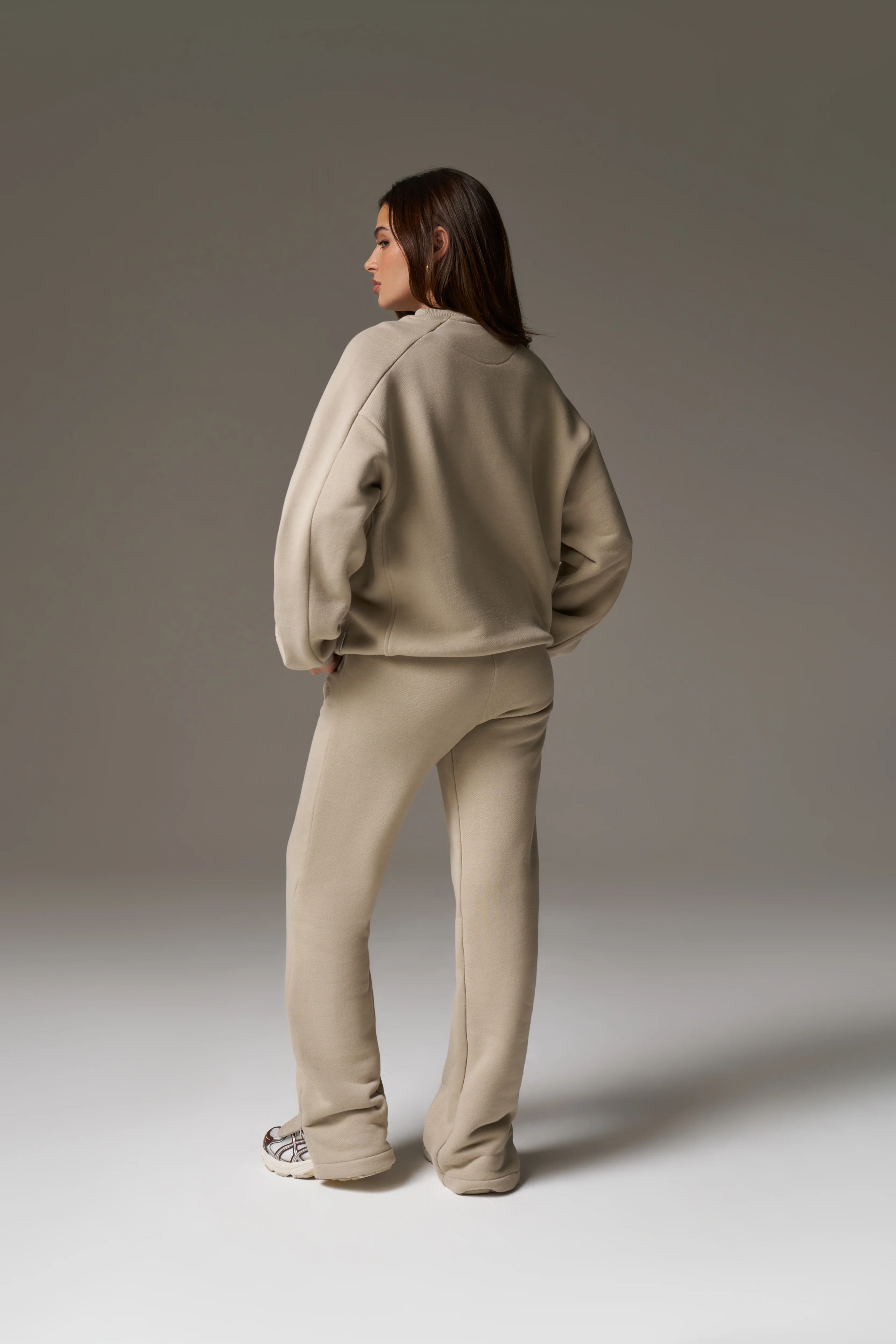 LAUNDERED CLASSICS SEAM DETAIL SWEATSHIRT - BEIGE