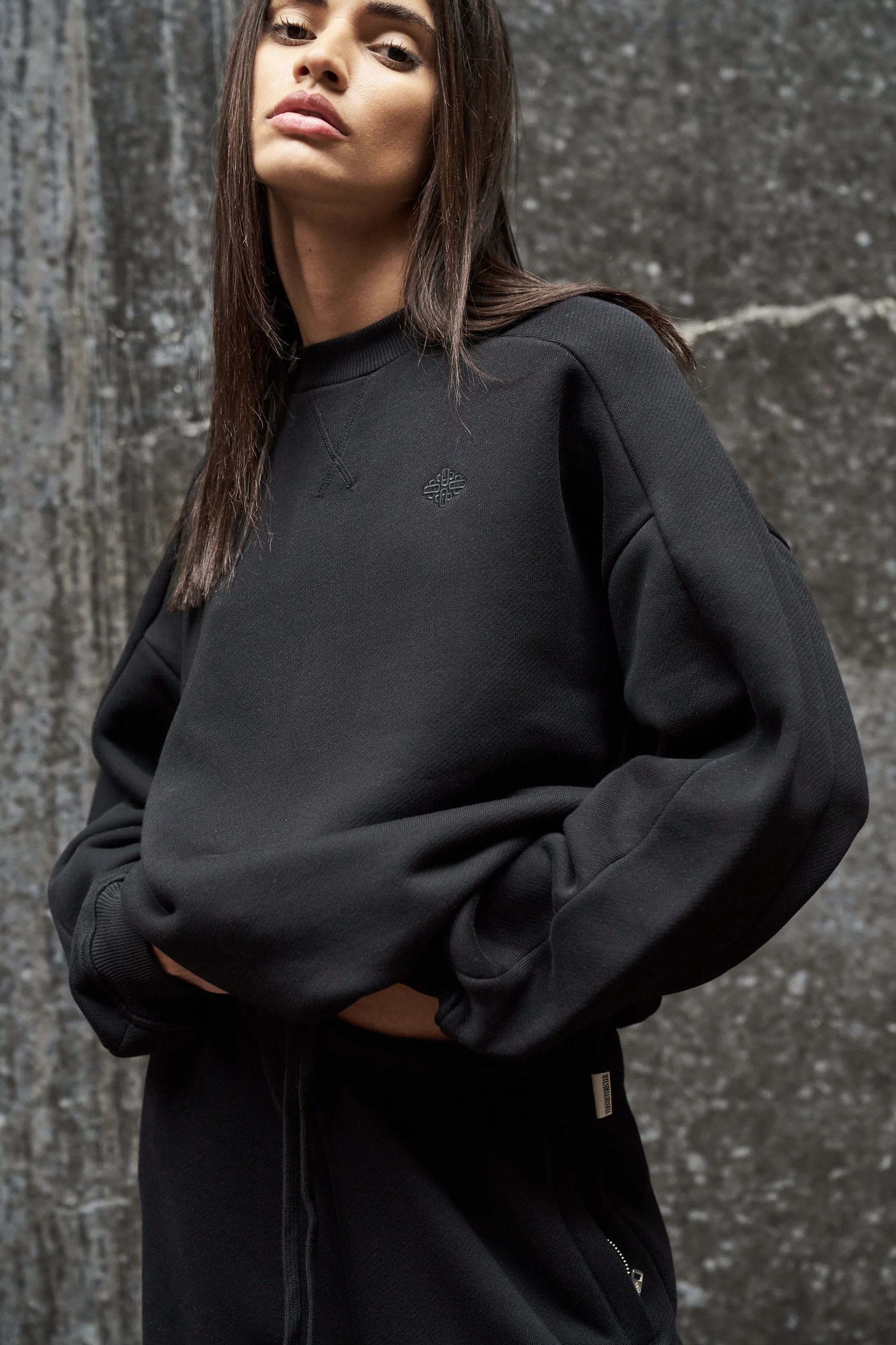 LAUNDERED CLASSICS SEAM DETAIL SWEATSHIRT - WASHED BLACK