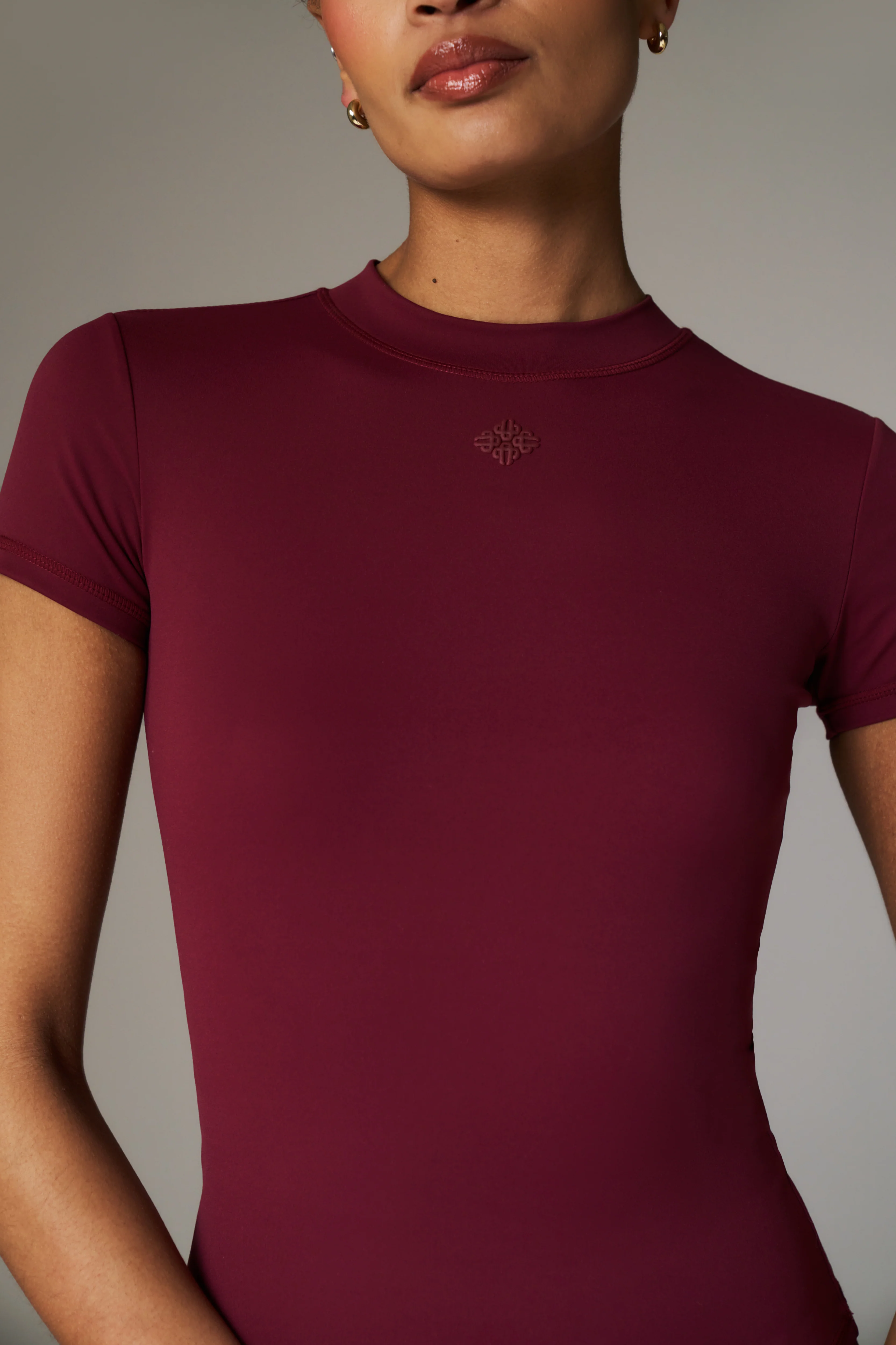 SCULPTING STRETCH EMBLEM BABY TEE - BURGUNDY