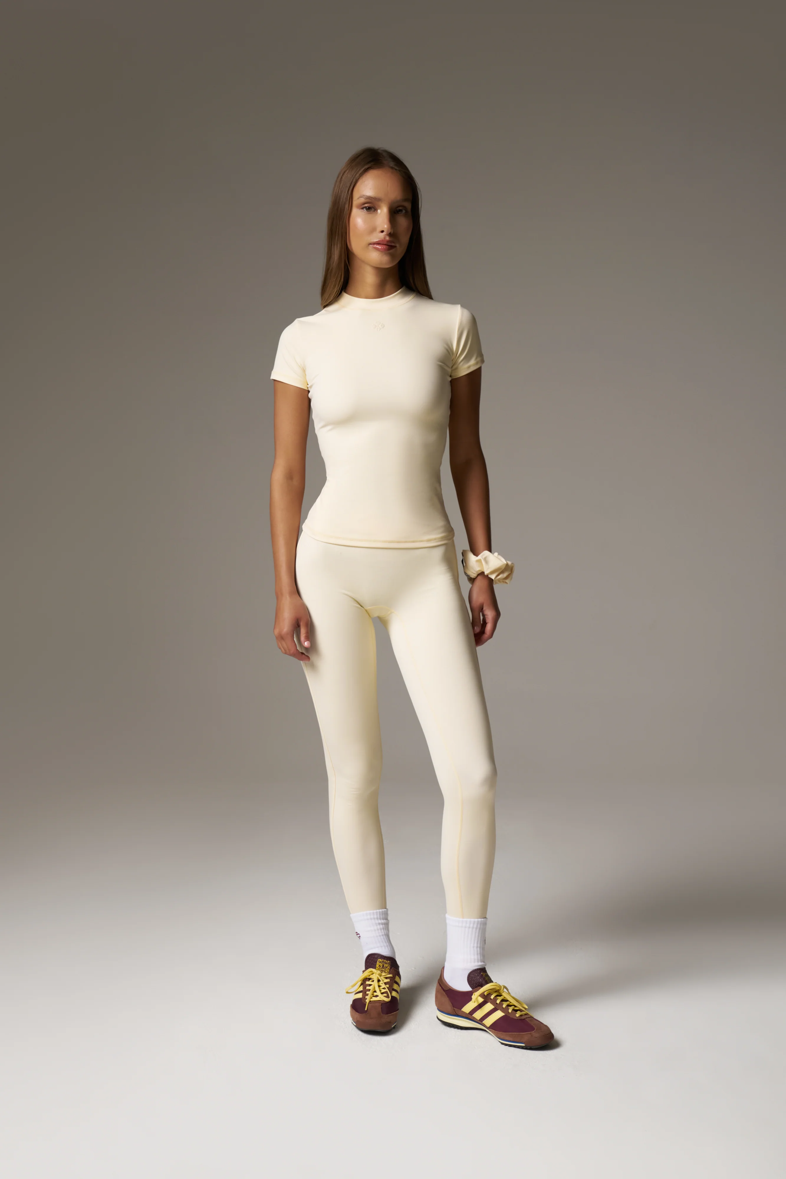 SCULPTING STRETCH EMBLEM BABY TEE - BUTTERMILK