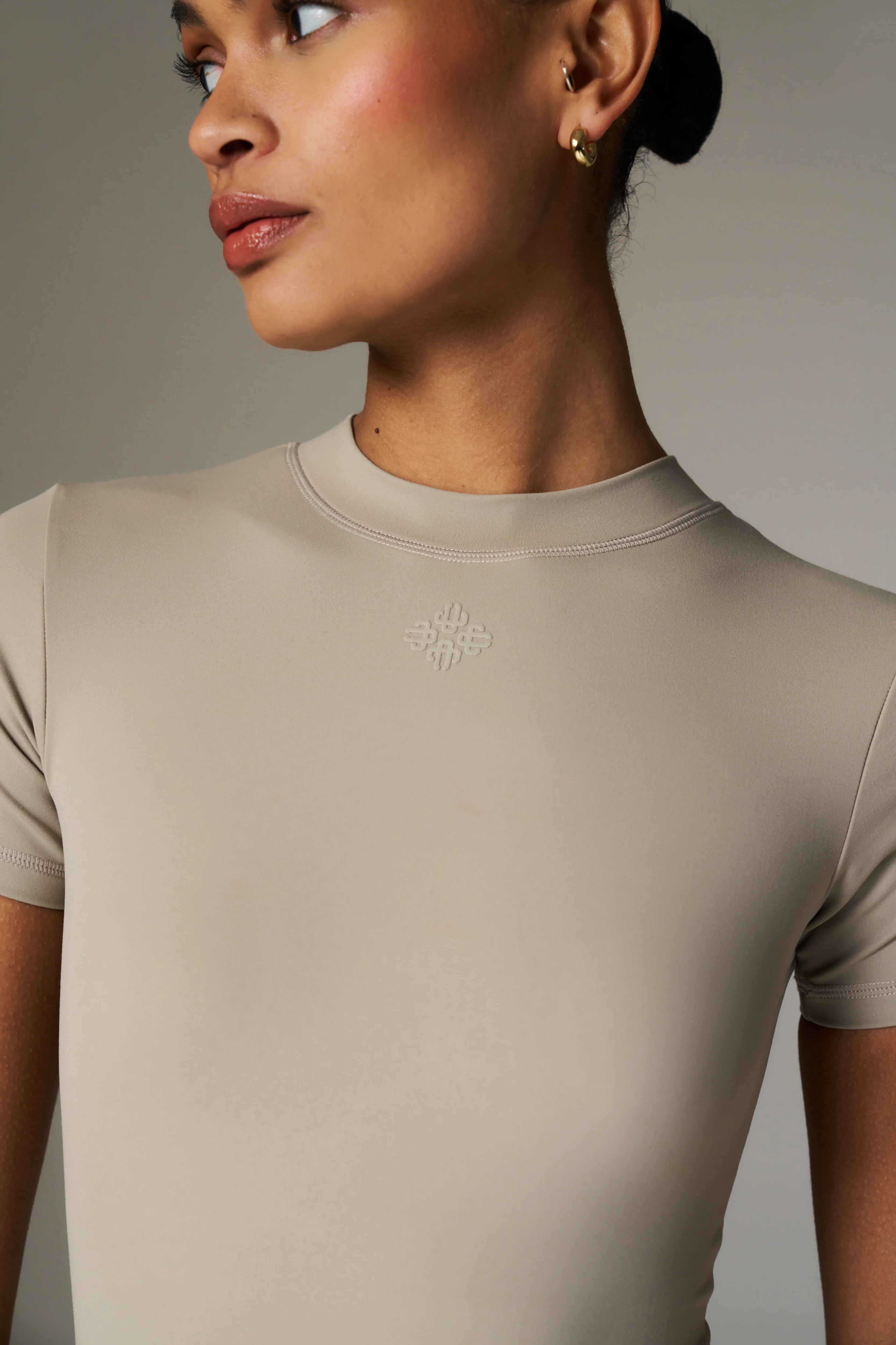 SCULPTING STRETCH EMBLEM BABY TEE - BEIGE