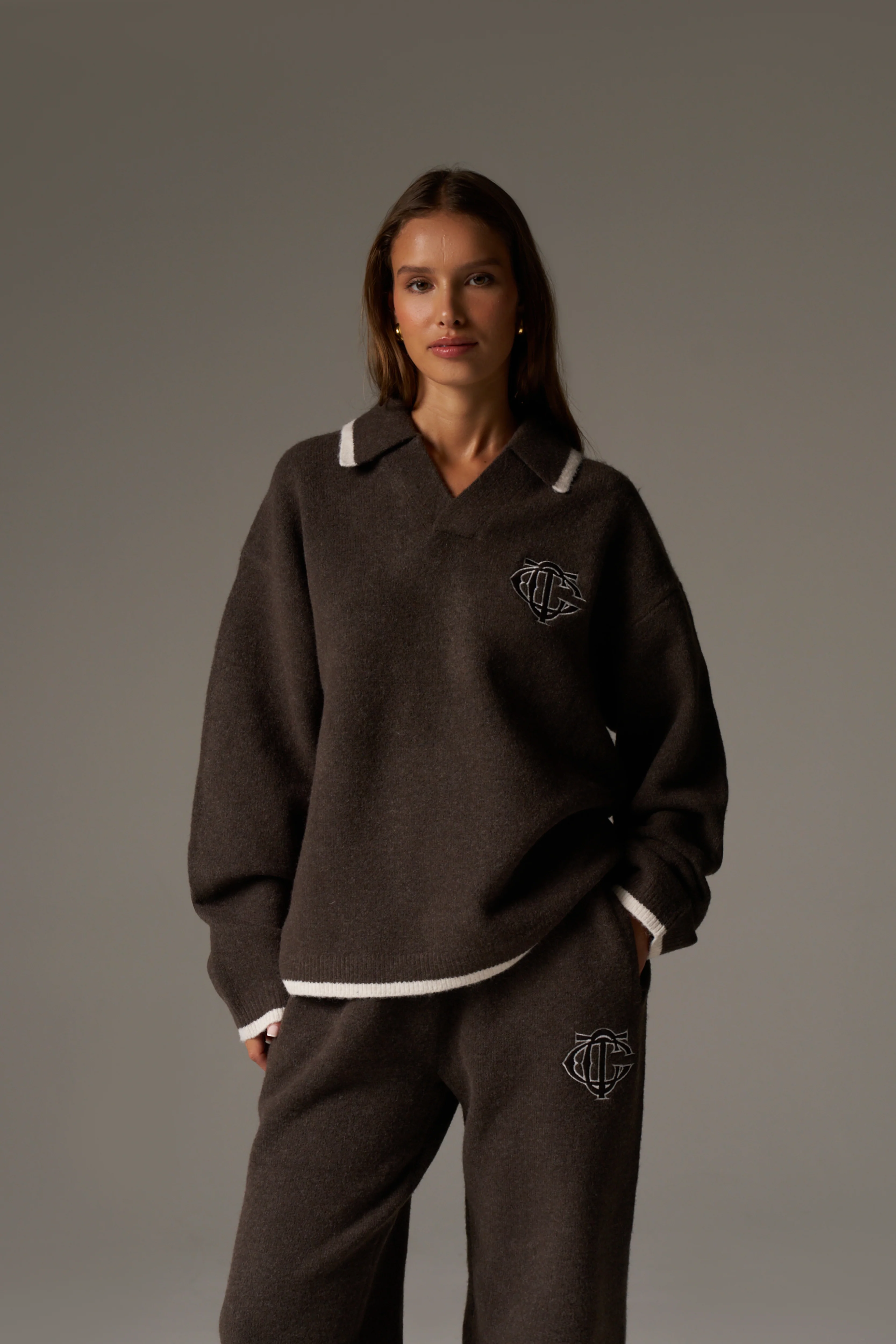 MONOGRAM EMBLEM KNITTED POLO TOP - BROWN