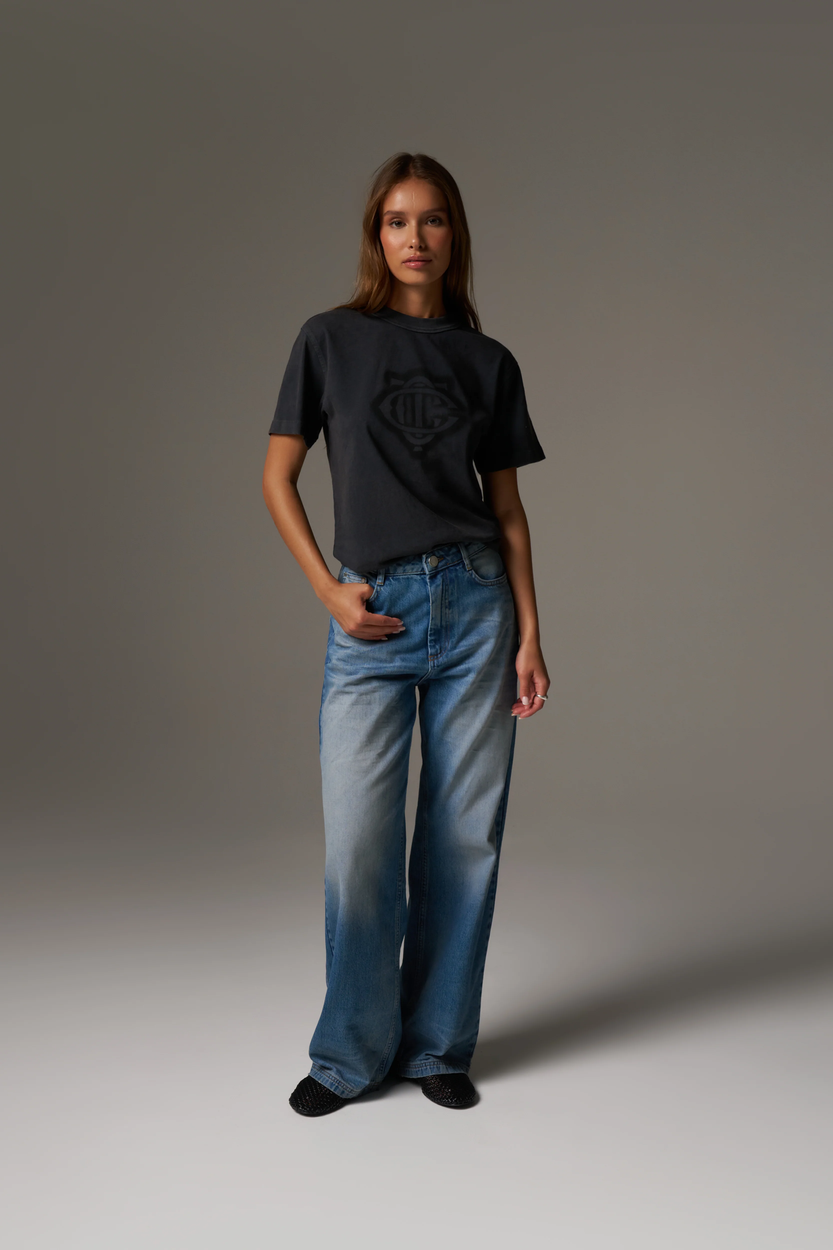 SHADOW PRINT EMBLEM T-SHIRT - WASHED BLACK