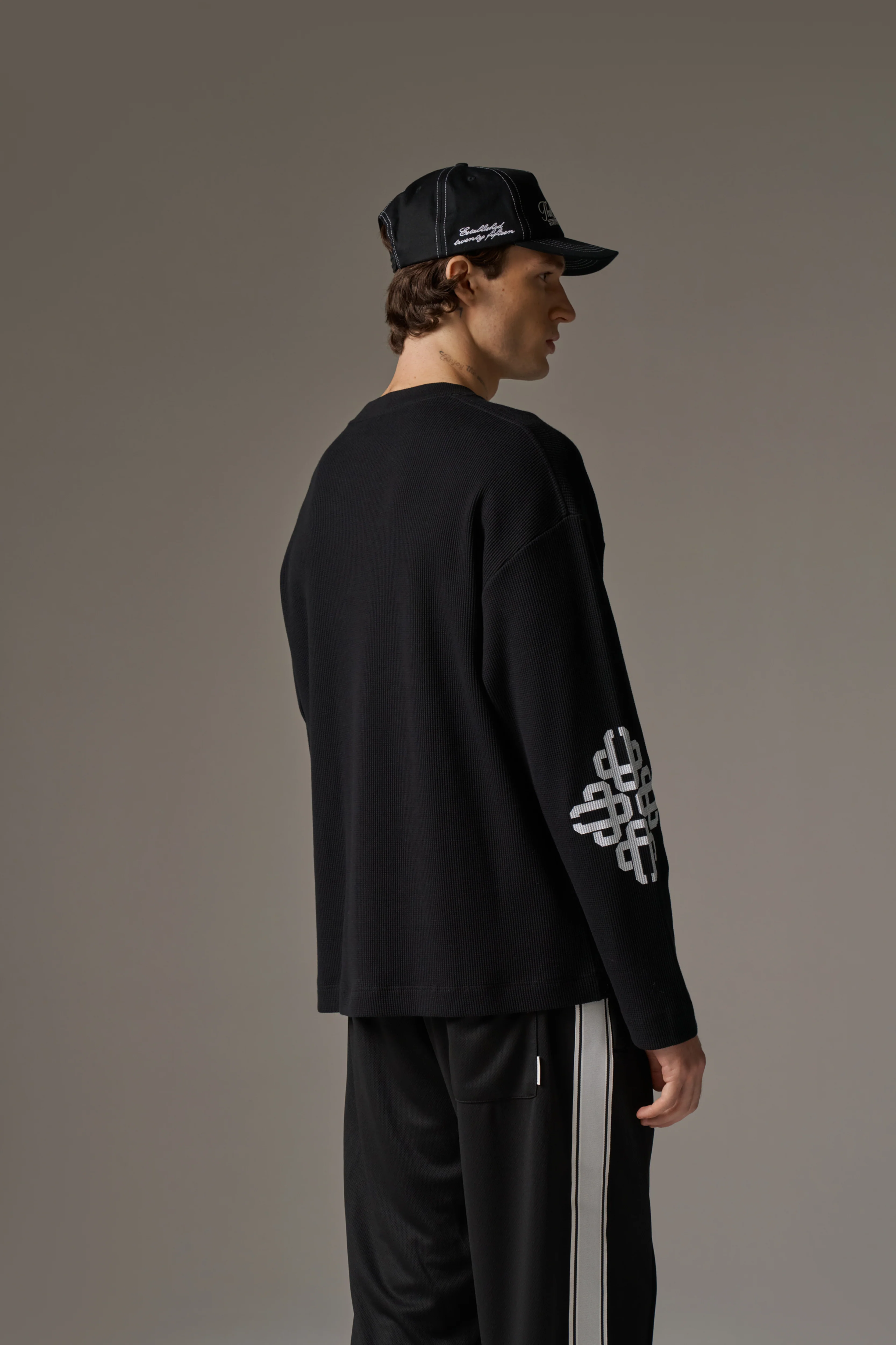 EMBLEM WAFFLE LONG SLEEVE T-SHIRT - BLACK