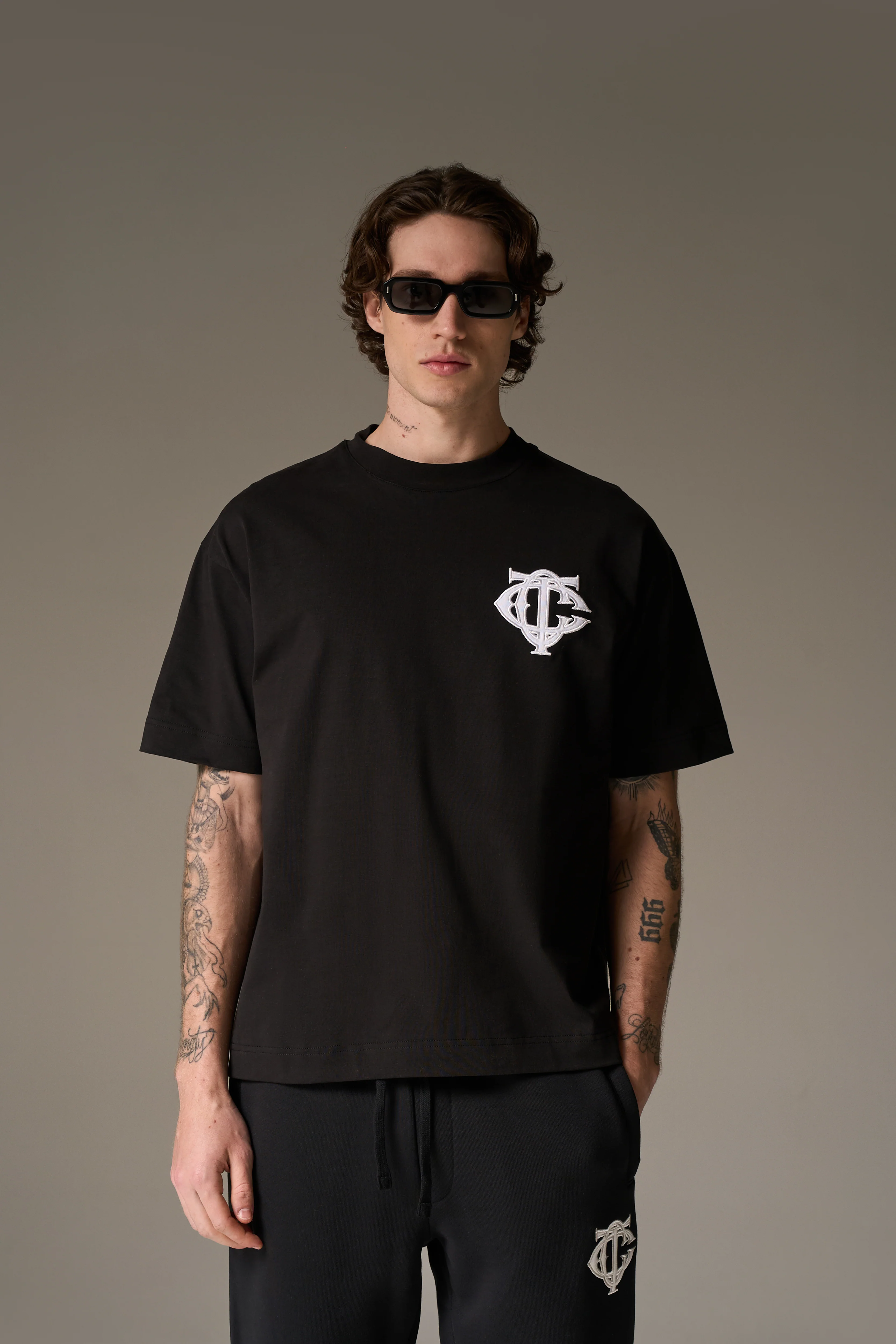MONOGRAM EMBLEM T-SHIRT - BLACK