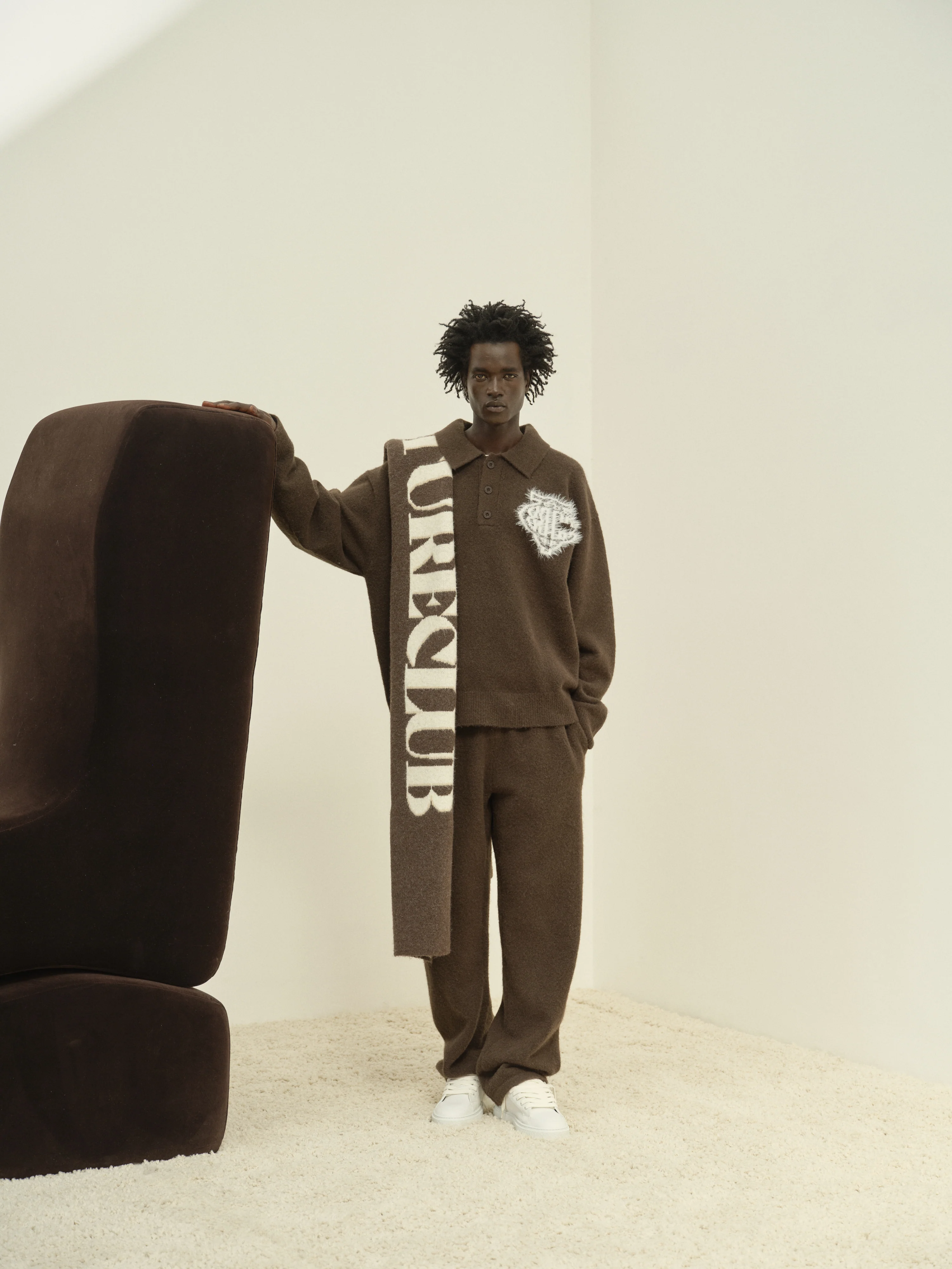 COPYRIGHT KNIT SCARF - BROWN