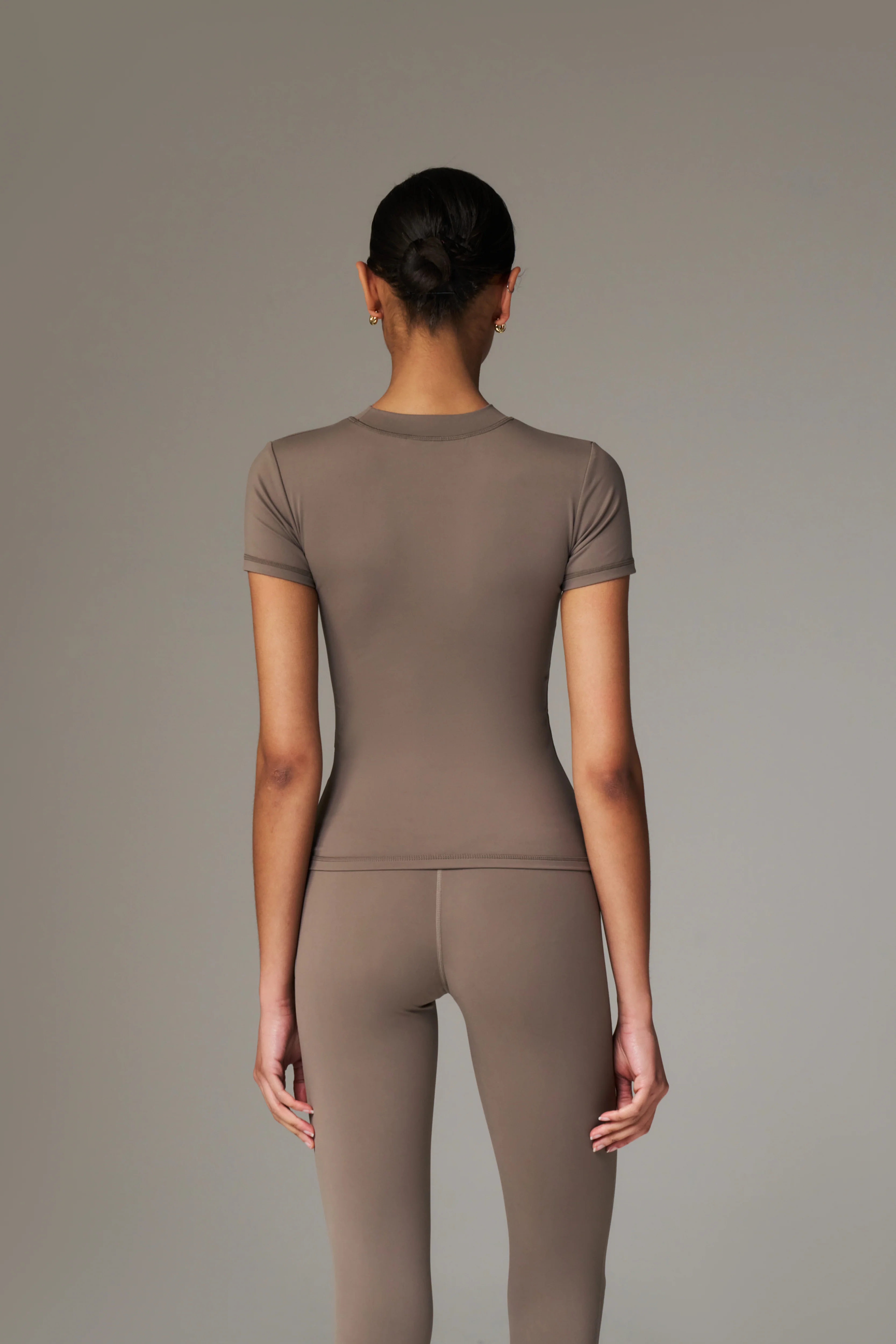 SCULPTING STRETCH EMBLEM BABY TEE - COCOA