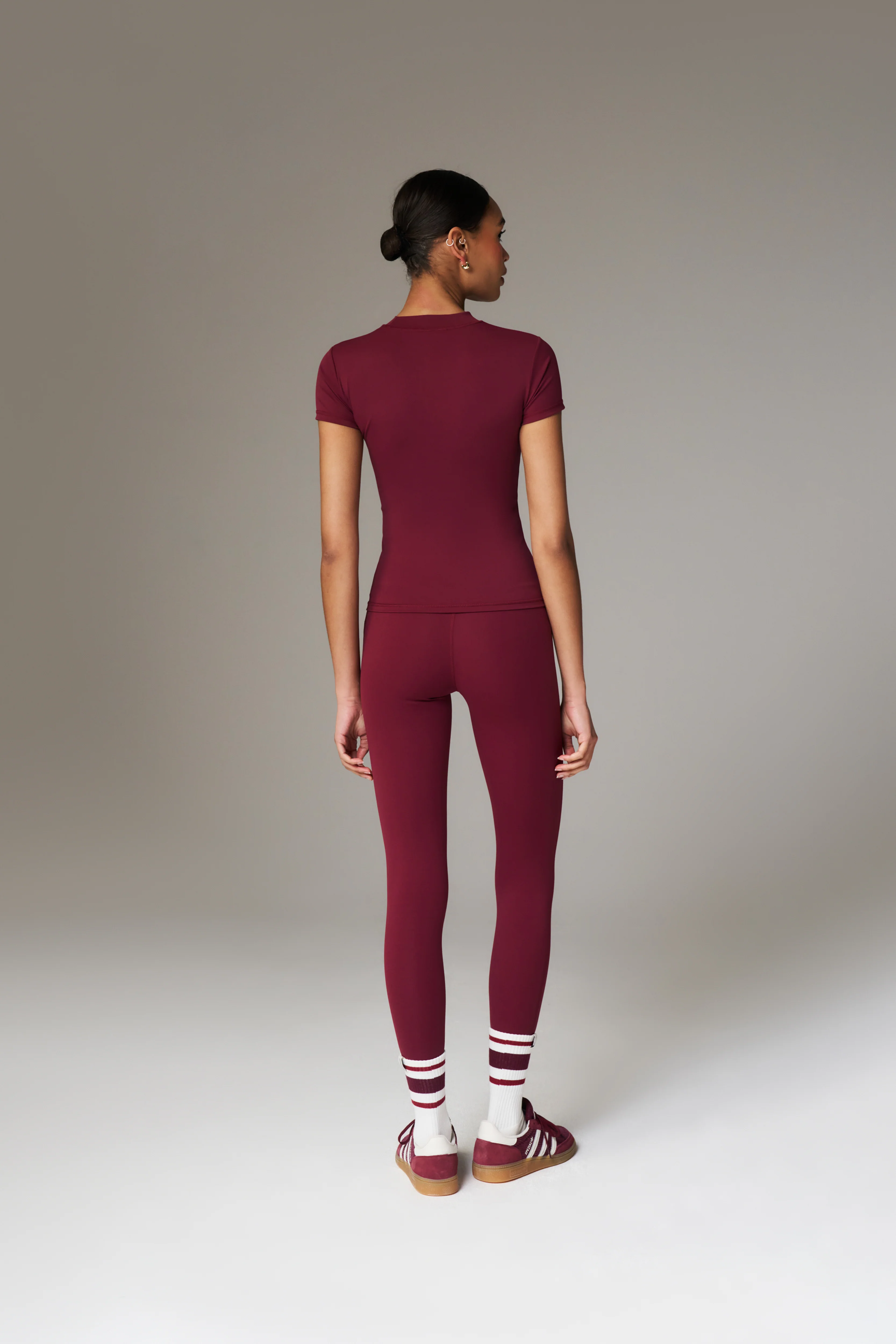 SCULPTING STRETCH EMBLEM BABY TEE - BURGUNDY