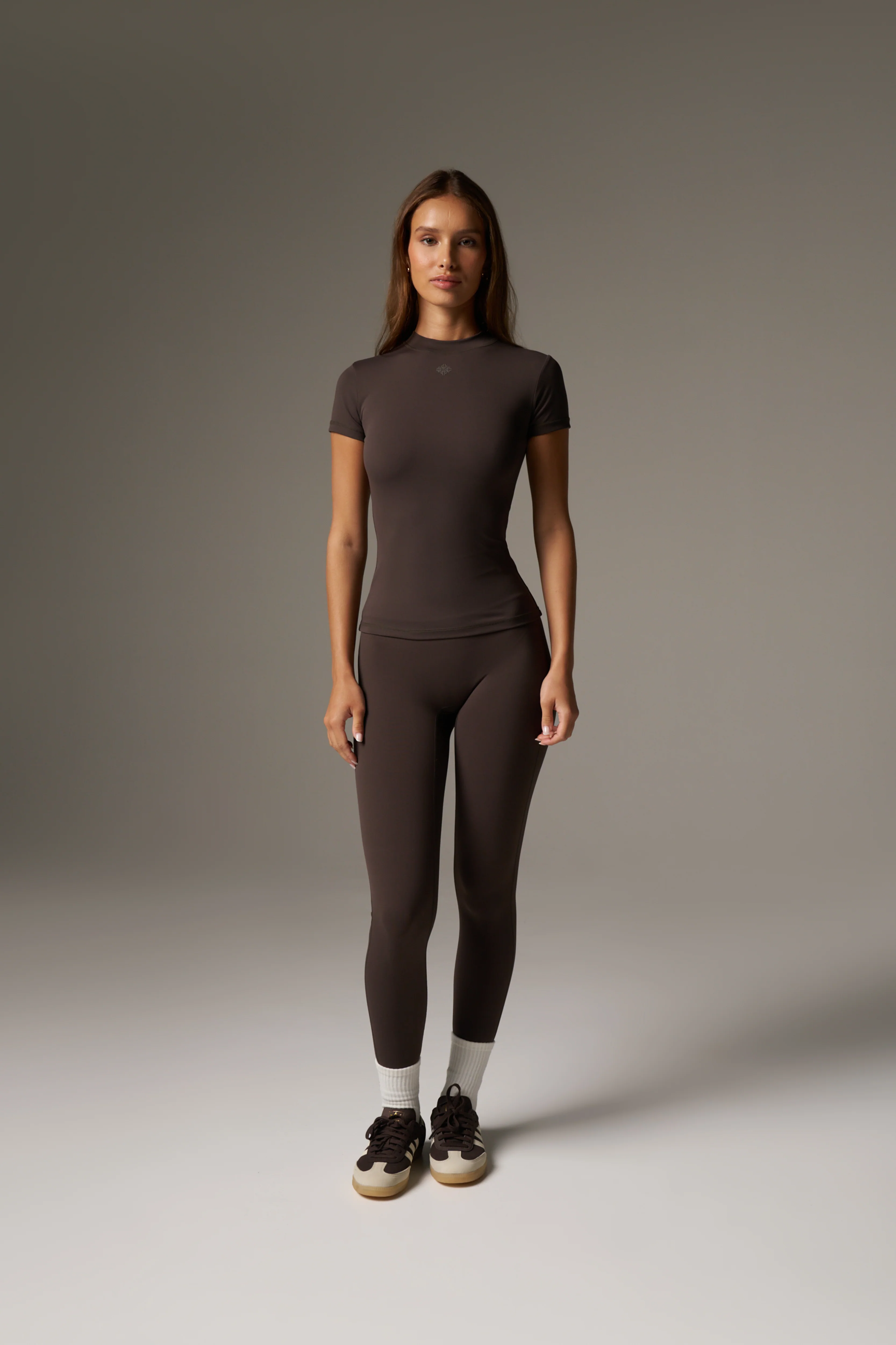 SCULPTING STRETCH EMBLEM BABY TEE - CHOCOLATE