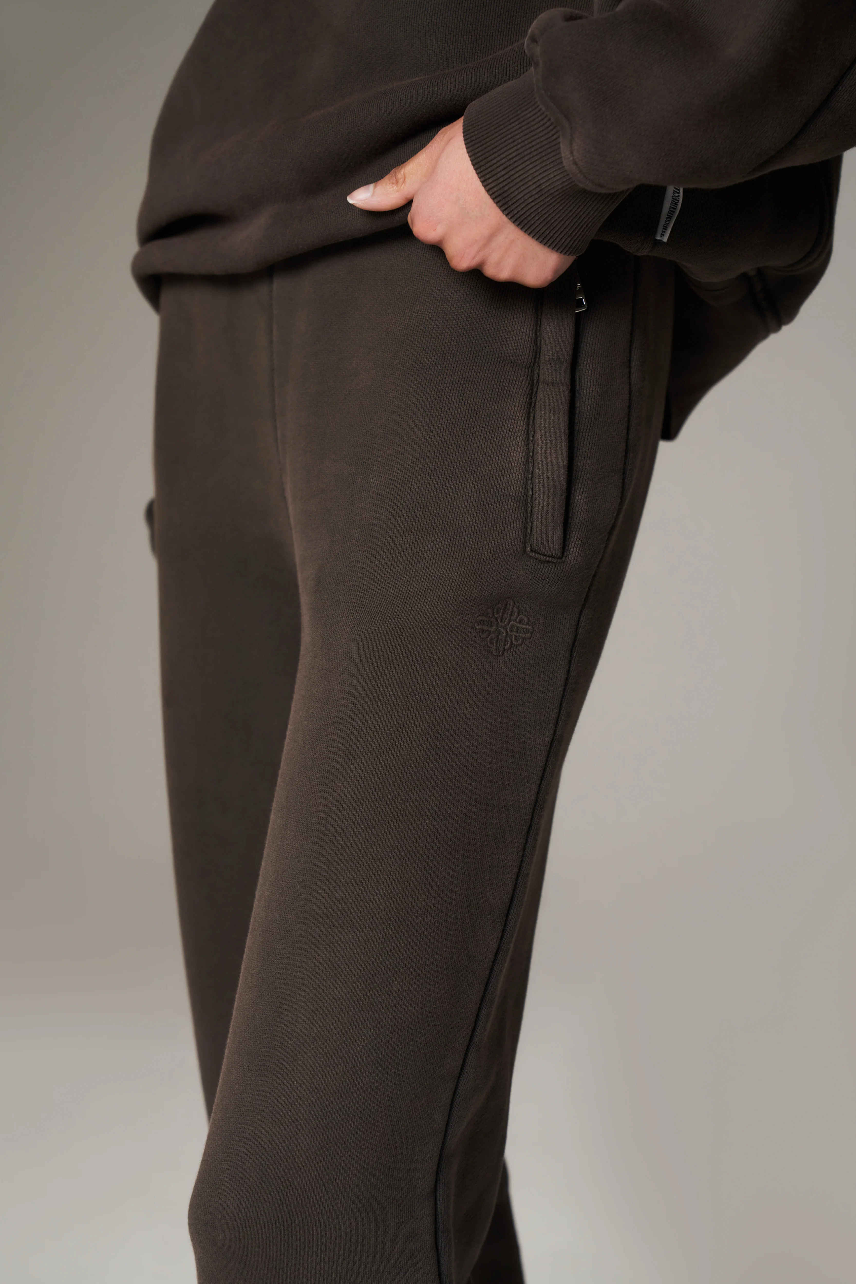 LAUNDERED CLASSICS STRAIGHT LEG JOGGERS - WASHED BROWN