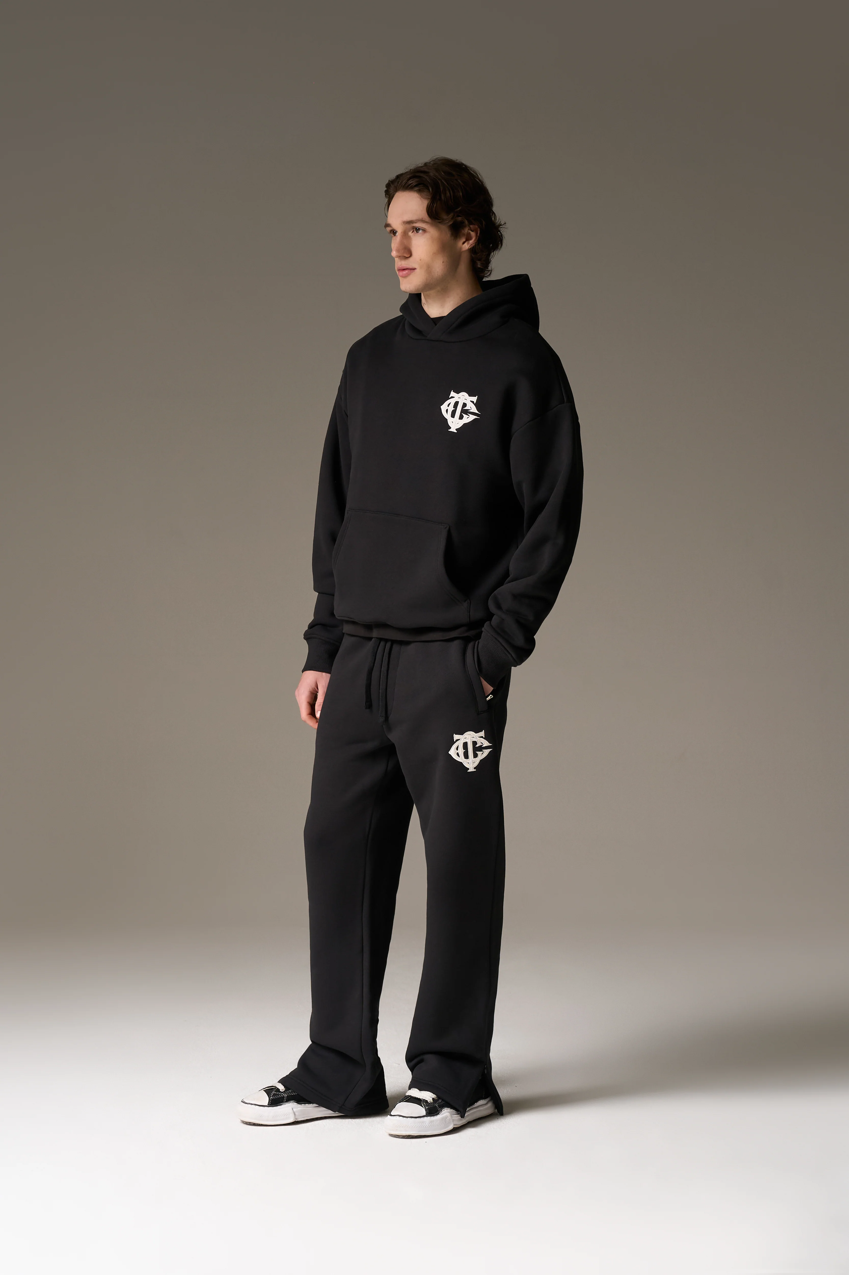 HEAVYWEIGHT MONOGRAM EMBLEM HOODIE - BLACK