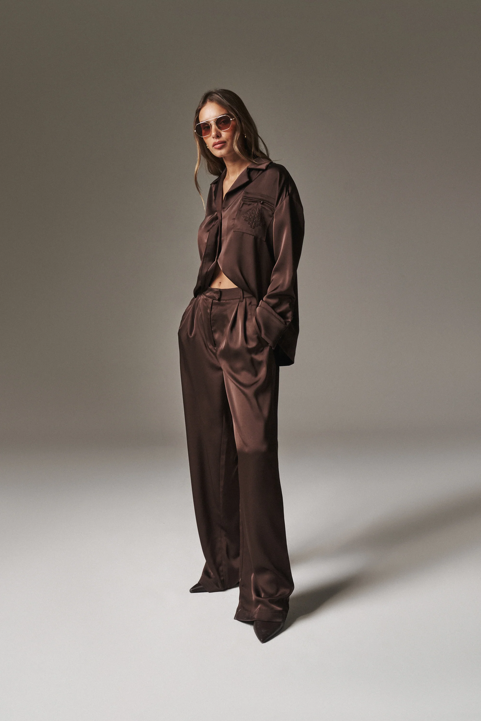 SATIN TAILORED RELAXED TROUSER - DEEP CHOCOLATE