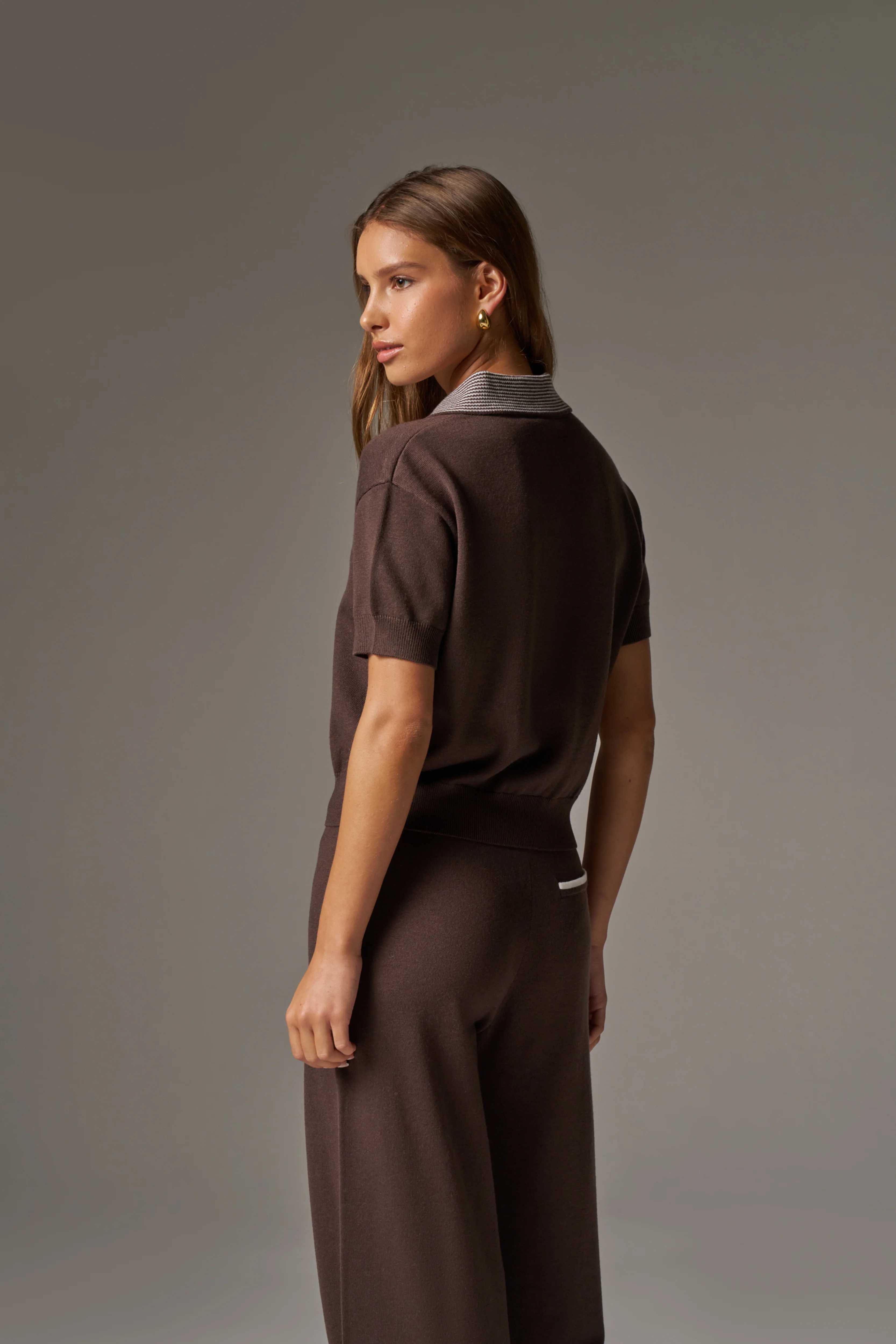 KNITTED COLLAR POLO TOP - BROWN
