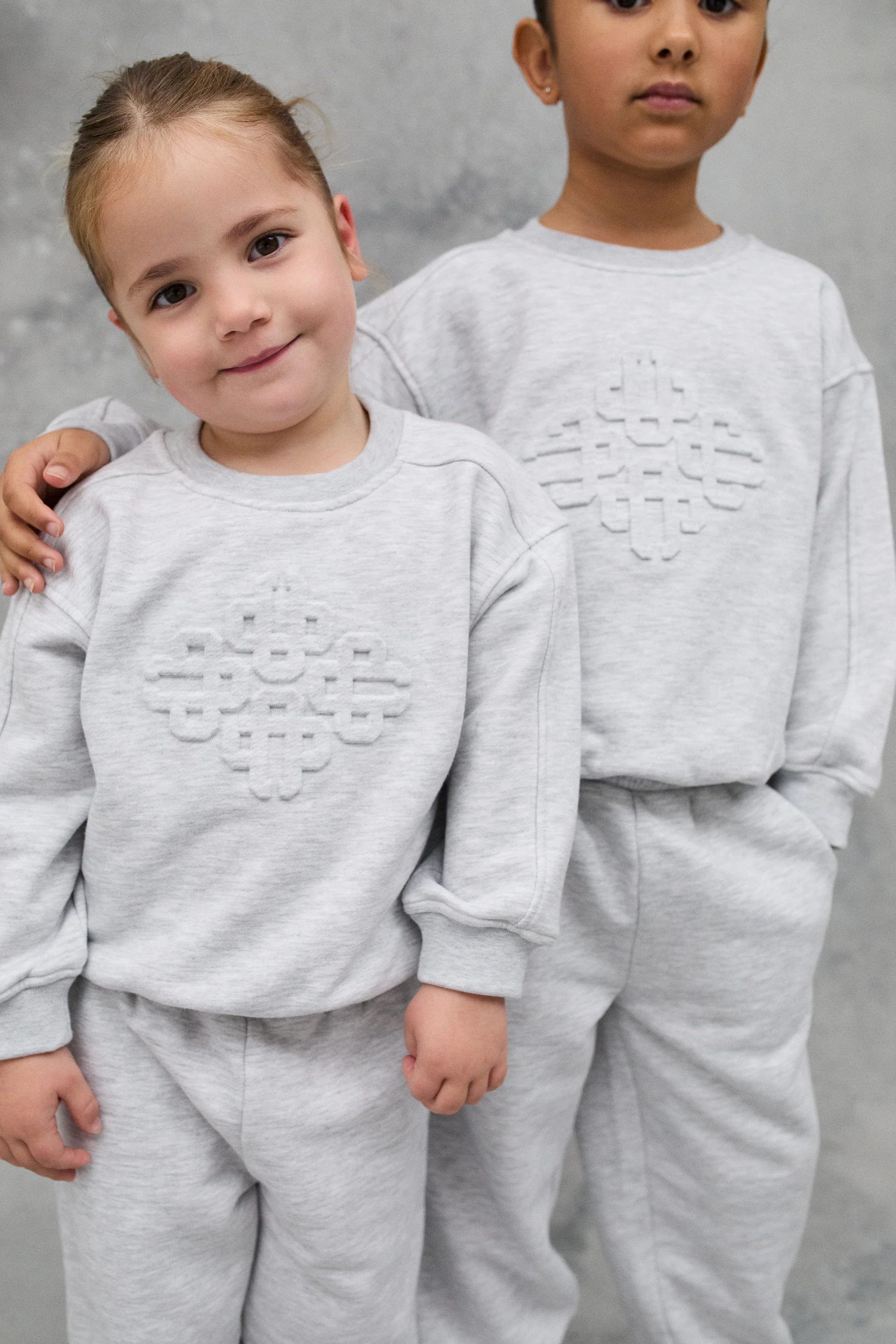 JNR EMBOSSED EMBLEM SWEATSHIRT - GREY MARL