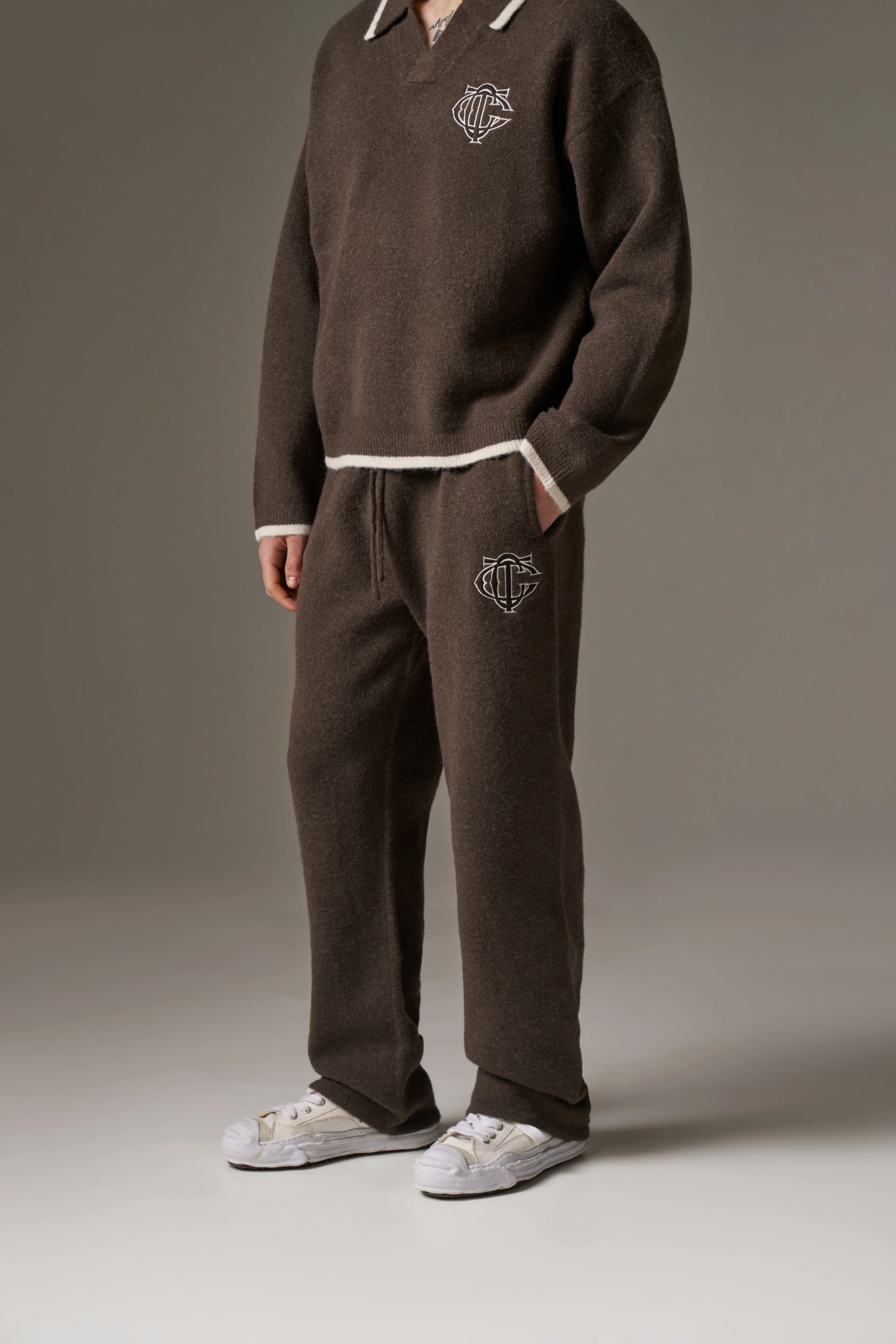 MONOGRAM EMBLEM KNITTED JOGGERS - BROWN