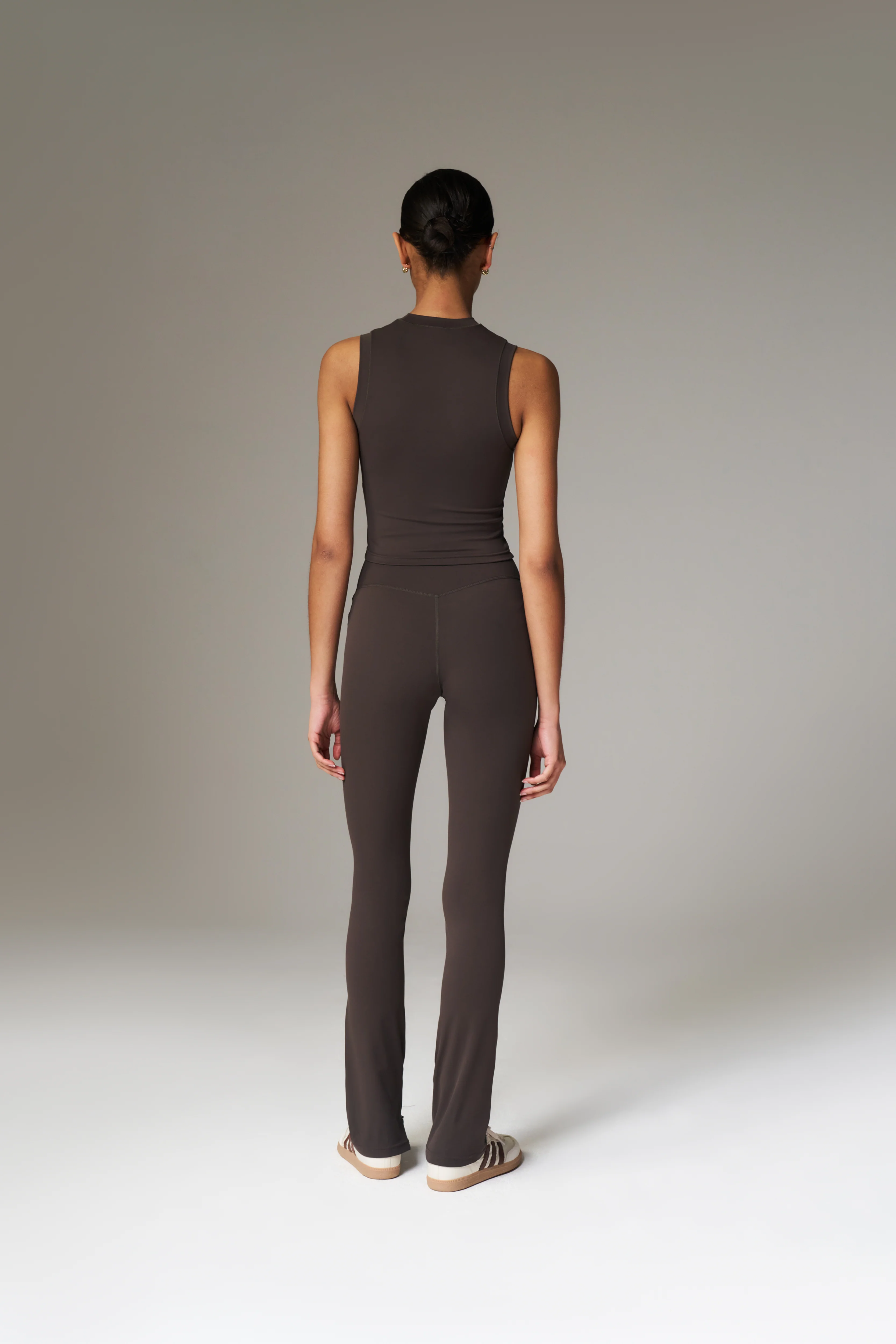 SCULPTING STRETCH HIGH NECK EMBLEM RACER - CHOCOLATE