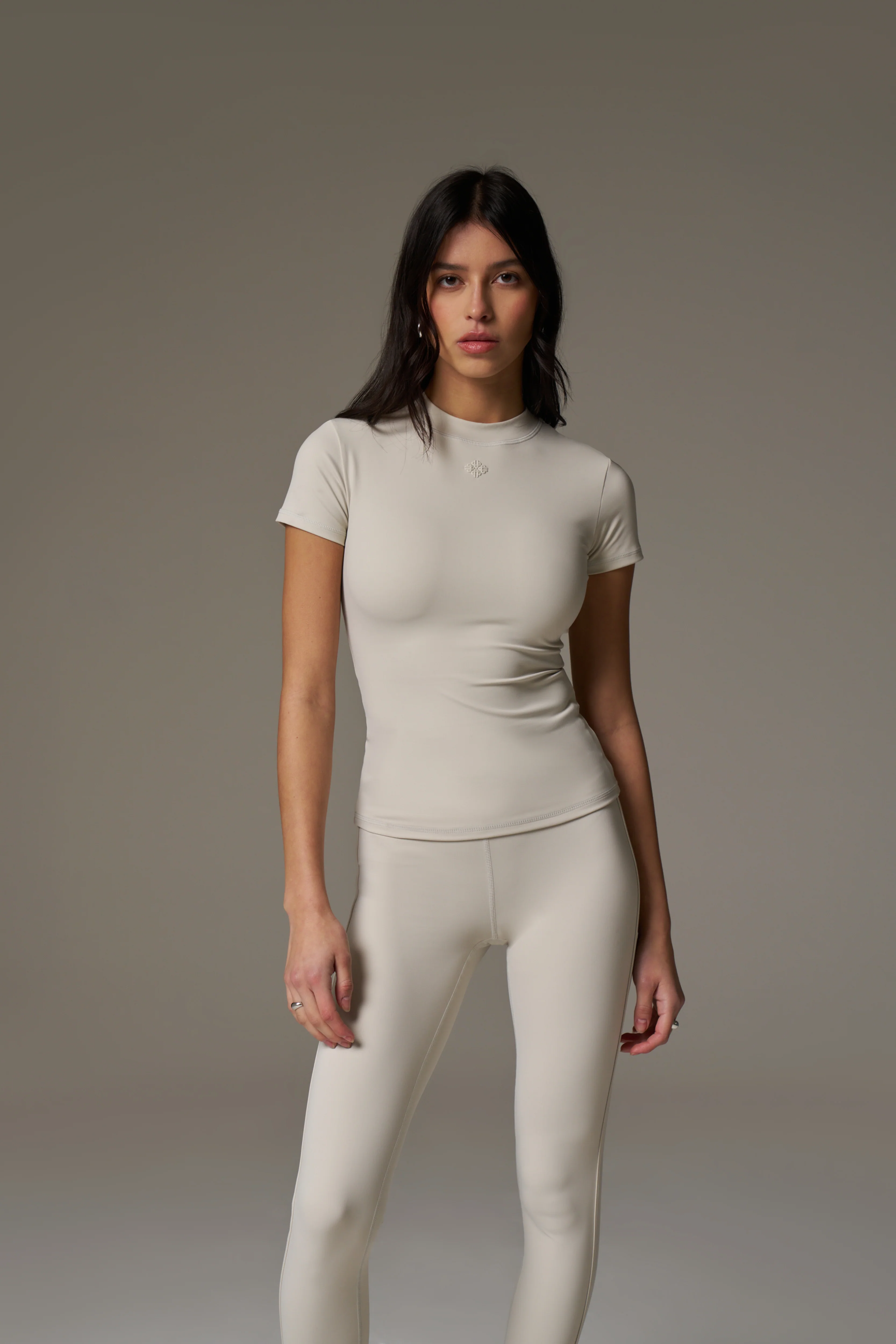 SCULPTING STRETCH EMBLEM BABY TEE - BONE