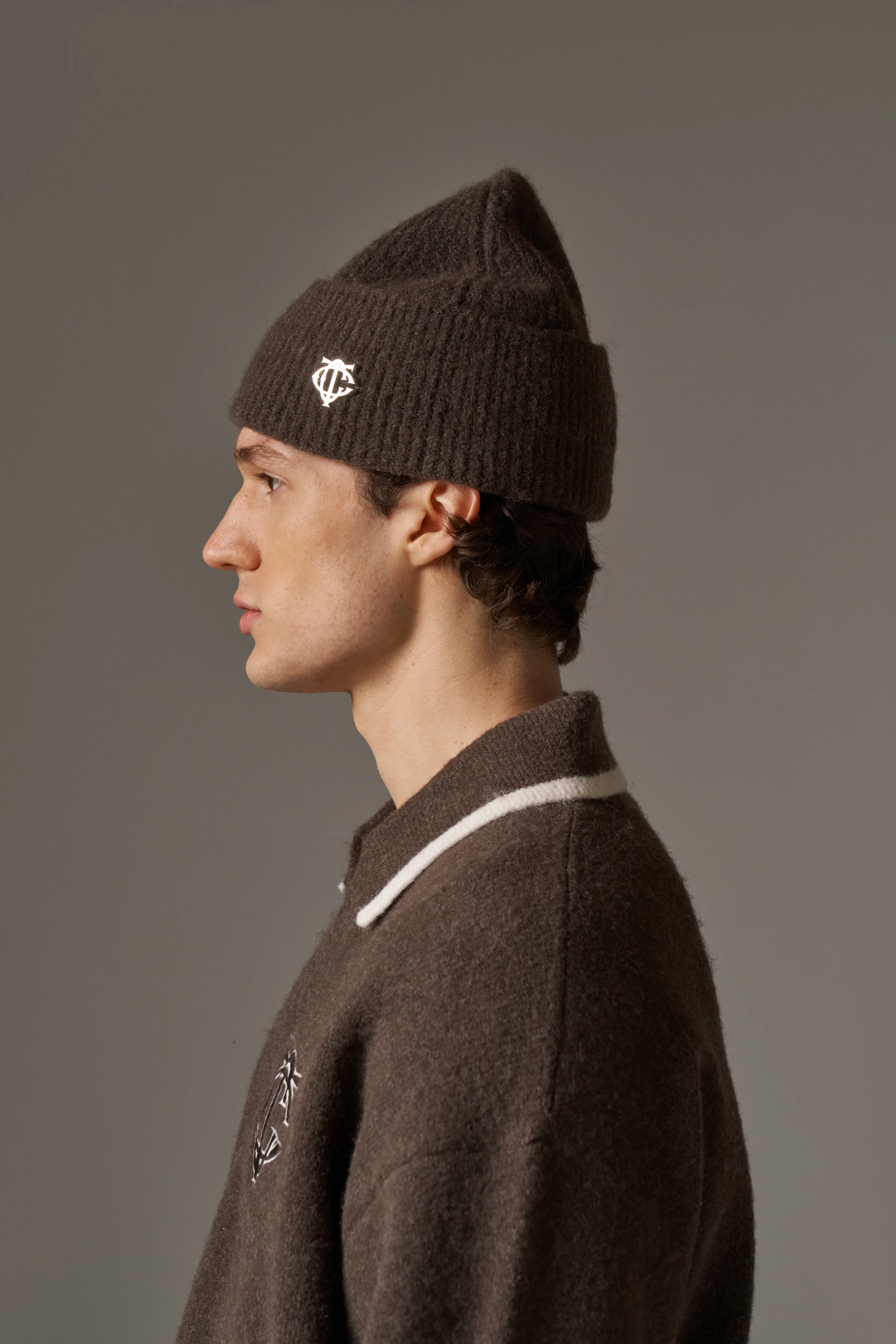 FLUFFY KNIT MONOGRAM PIN BADGE BEANIE - BROWN