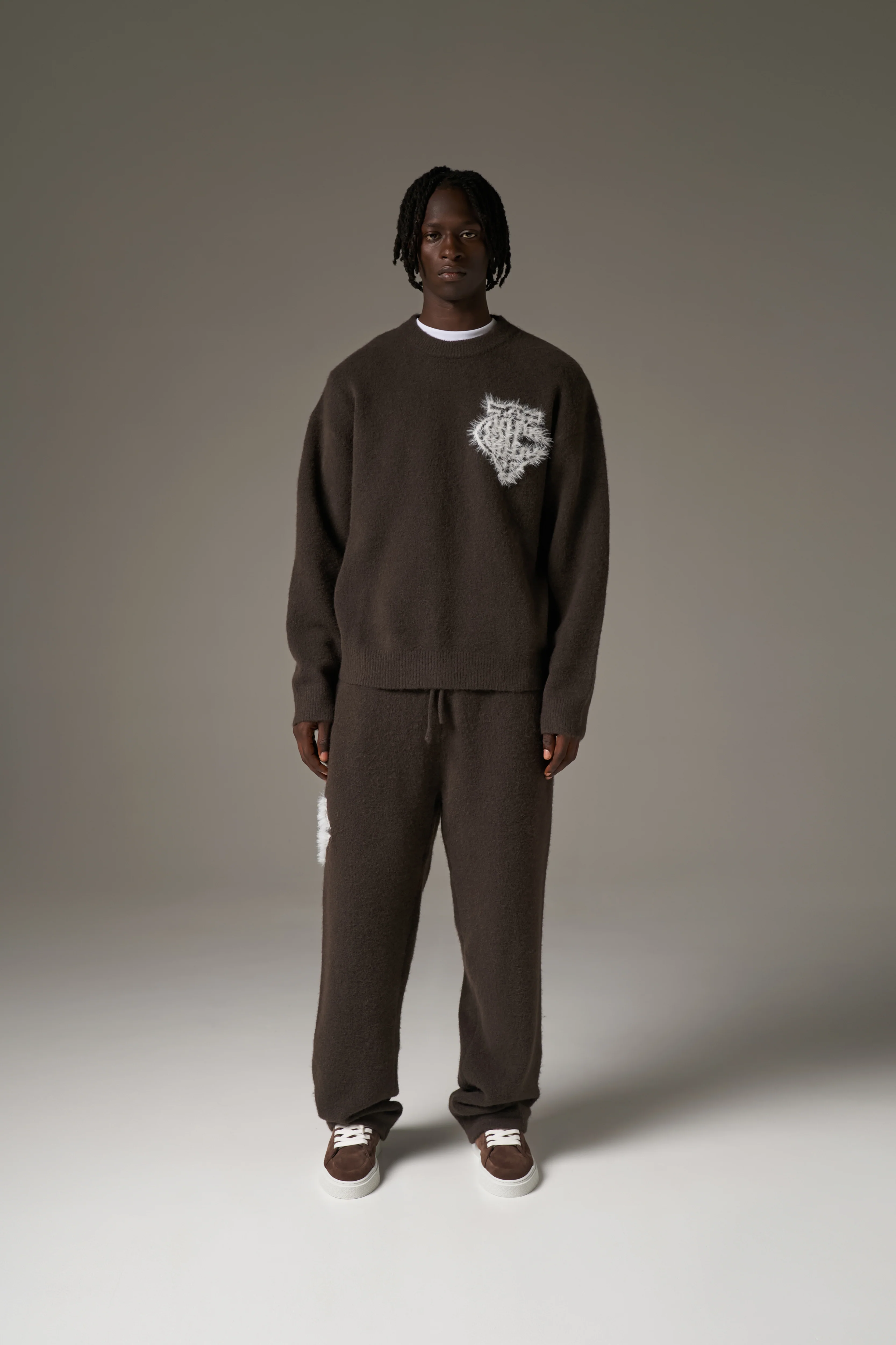 MONOGRAM EMBLEM FLUFFY KNIT CREW - BROWN