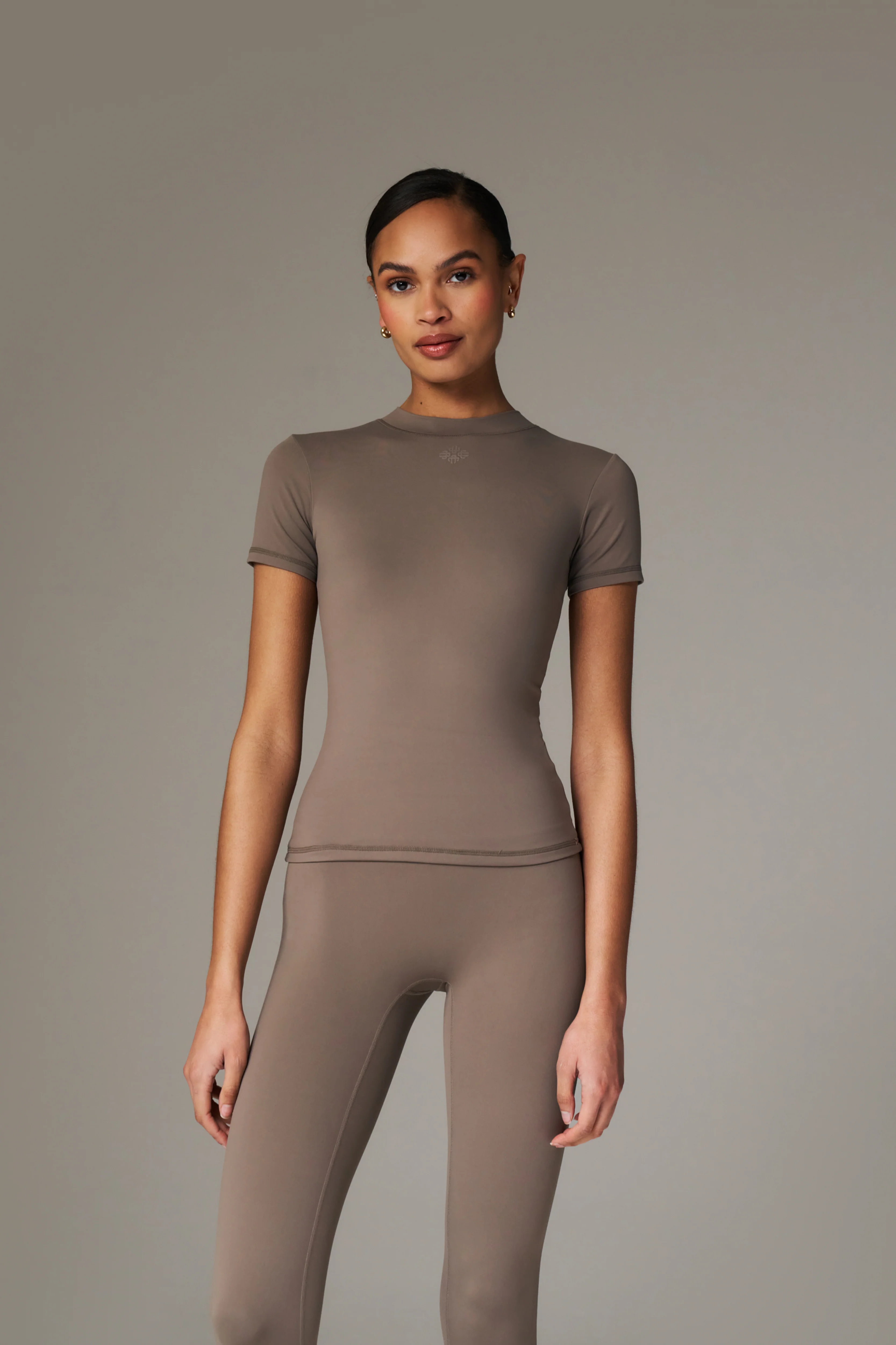 SCULPTING STRETCH EMBLEM BABY TEE - COCOA