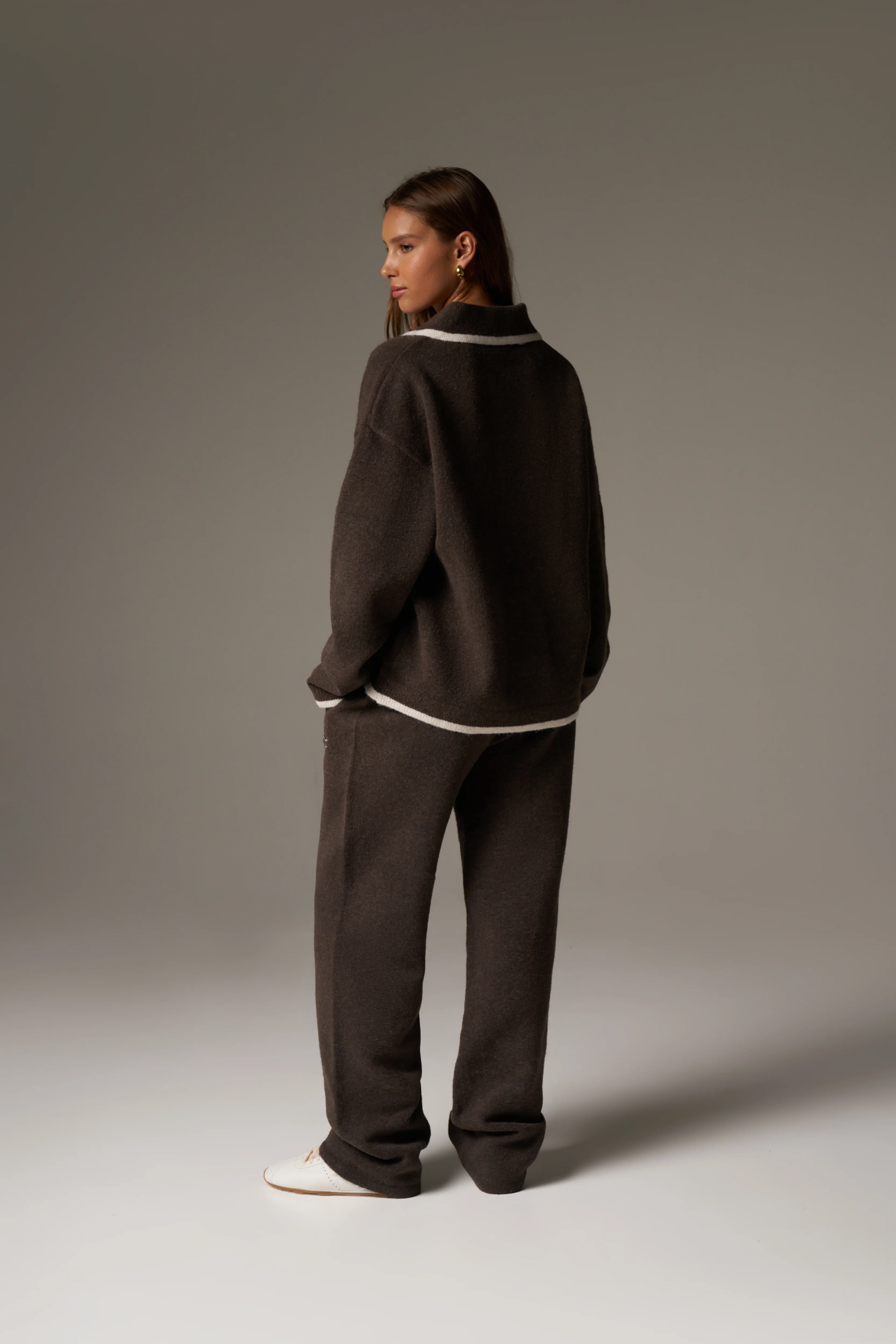 MONOGRAM EMBLEM KNITTED POLO TOP - BROWN